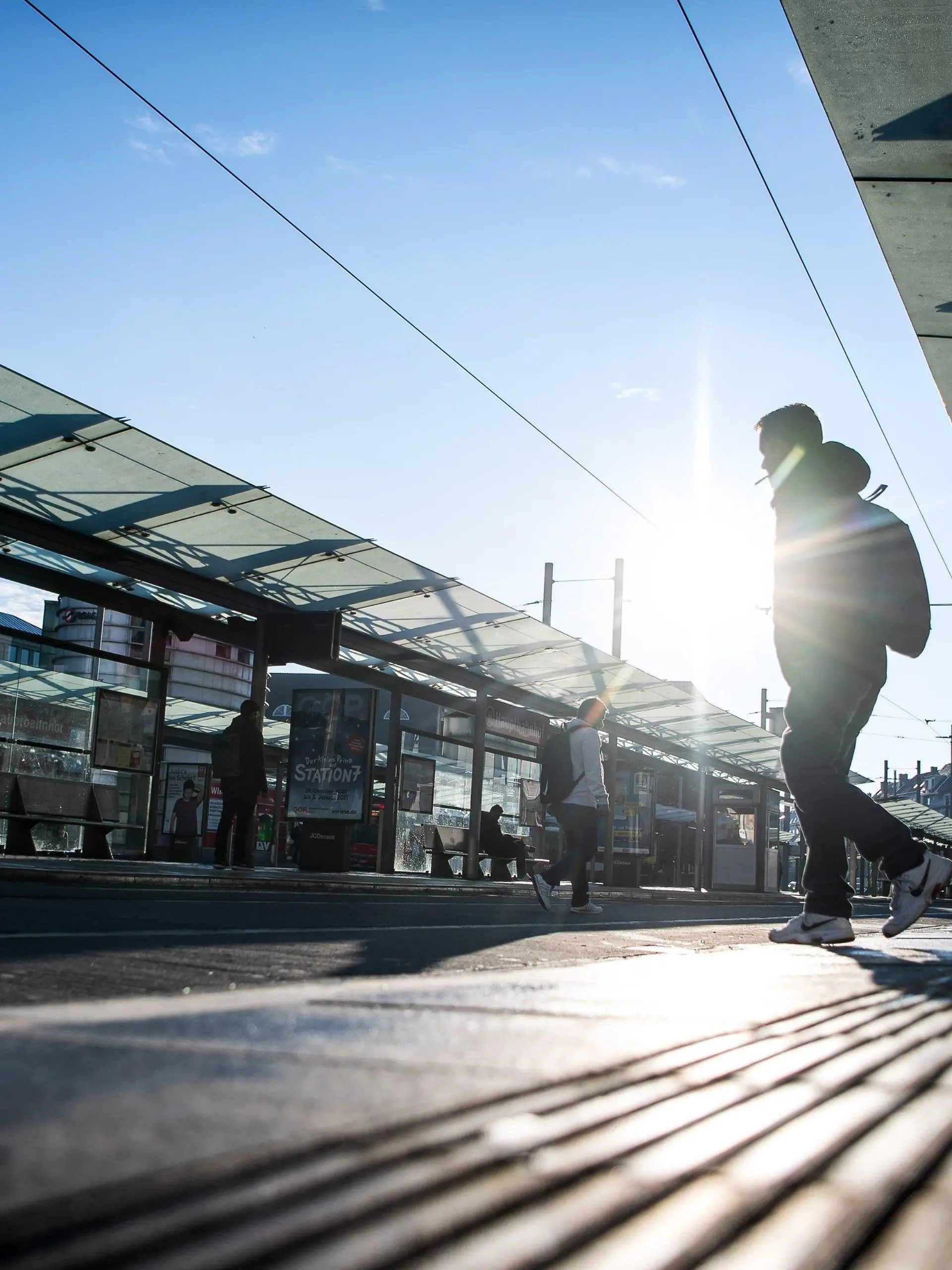 ARCHIV - 29.09.2020, Bremen: Ein einzelner Mann läuft über die leere Bushaltestelle Hauptbahnhof. (zu dpa «Gewerkschaft warnt vor Einschnitten im ÖPNV wegen Deutschlandticket») Foto: Sina Schuldt/dpa +++ dpa-Bildfunk +++