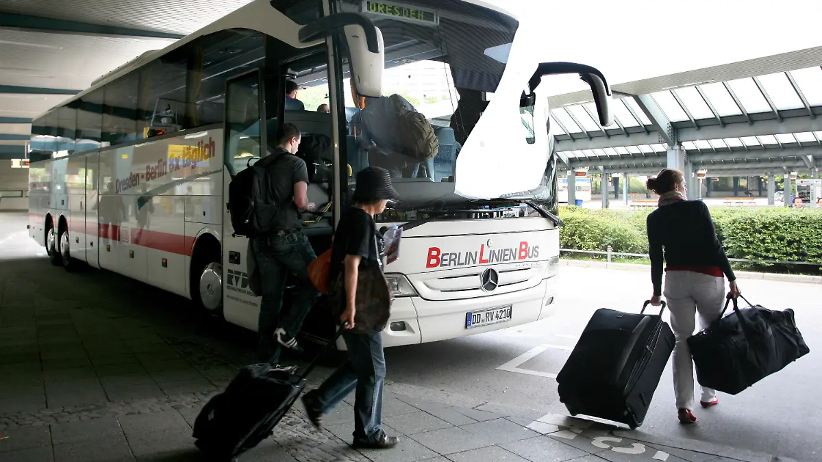 ARCHIV - Reisende steigen am 03.08.2011 auf dem Zentralen Omnibusbahnhof (ZOB) in Berlin in eine Bus nach Dresden.Foto: Stephanie Pilick/dpa (zu dpa: "Mittelständische Busfirmen wollen bei Fernlinien dabei sei" vom 02.06.2013) +++(c) dpa - Bildfunk+++