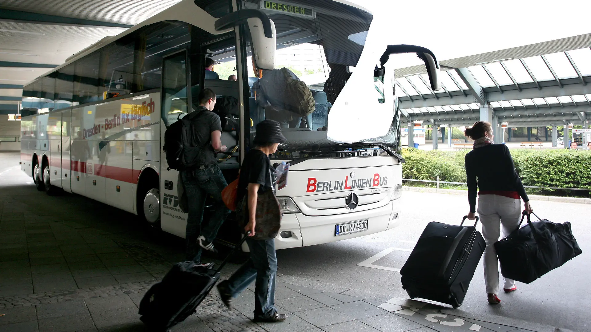 ARCHIV - Reisende steigen am 03.08.2011 auf dem Zentralen Omnibusbahnhof (ZOB) in Berlin in eine Bus nach Dresden.Foto: Stephanie Pilick/dpa (zu dpa: "Mittelständische Busfirmen wollen bei Fernlinien dabei sei" vom 02.06.2013) +++(c) dpa - Bildfunk+++