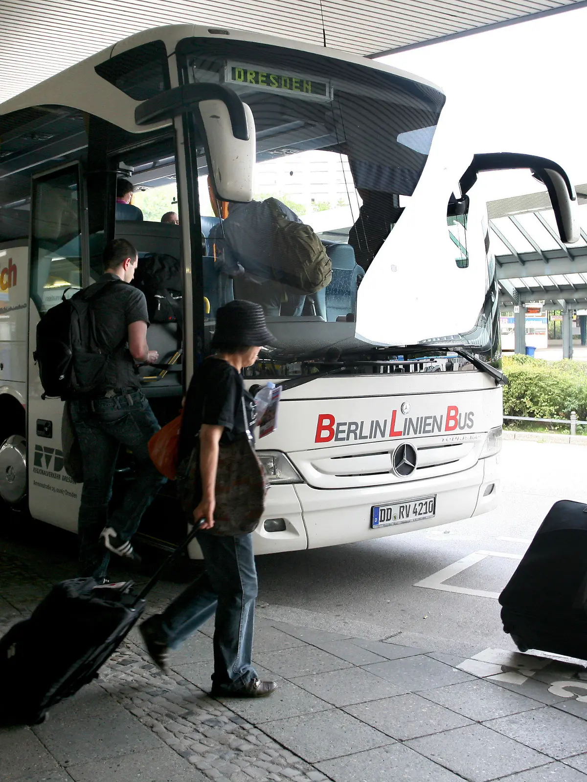 ARCHIV - Reisende steigen am 03.08.2011 auf dem Zentralen Omnibusbahnhof (ZOB) in Berlin in eine Bus nach Dresden.Foto: Stephanie Pilick/dpa (zu dpa: "Mittelständische Busfirmen wollen bei Fernlinien dabei sei" vom 02.06.2013) +++(c) dpa - Bildfunk+++