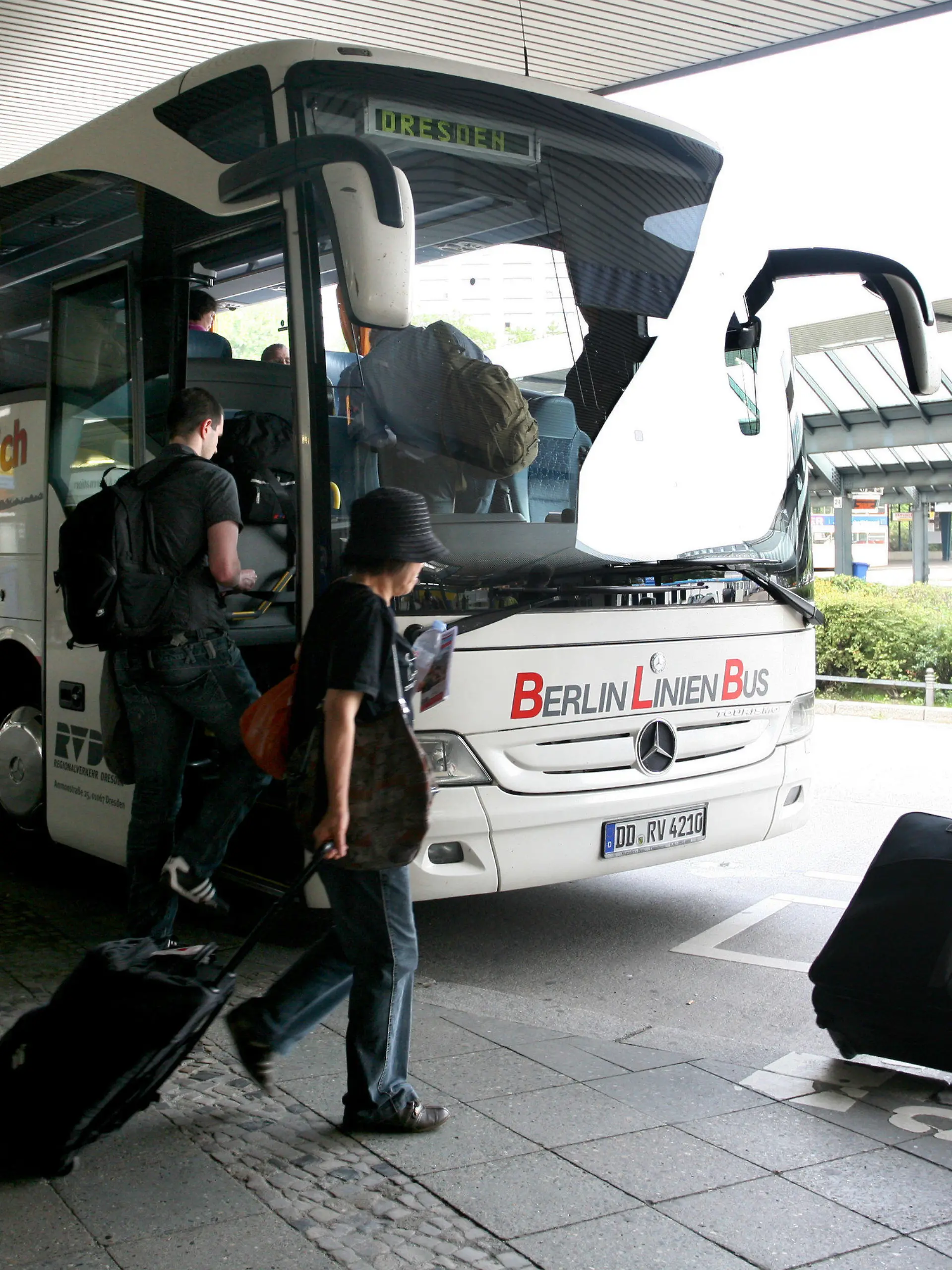 ARCHIV - Reisende steigen am 03.08.2011 auf dem Zentralen Omnibusbahnhof (ZOB) in Berlin in eine Bus nach Dresden.Foto: Stephanie Pilick/dpa (zu dpa: "Mittelständische Busfirmen wollen bei Fernlinien dabei sei" vom 02.06.2013) +++(c) dpa - Bildfunk+++