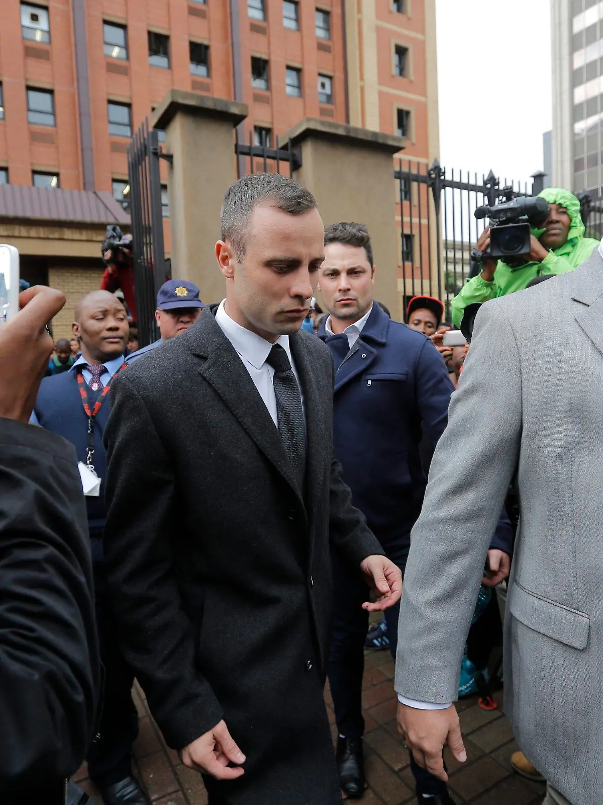 epa04167209 South African Paralympic athlete Oscar Pistorius (C) leaves court after another day of cross examination during his ongoing murder trial, Pretoria, South Africa, 14 April 2014. Pistorius stands trial for the premeditated murder of his model girlfriend Reeva Steenkamp in February 2013. EPA/KIM LUDBROOK +++(c) dpa - Bildfunk+++