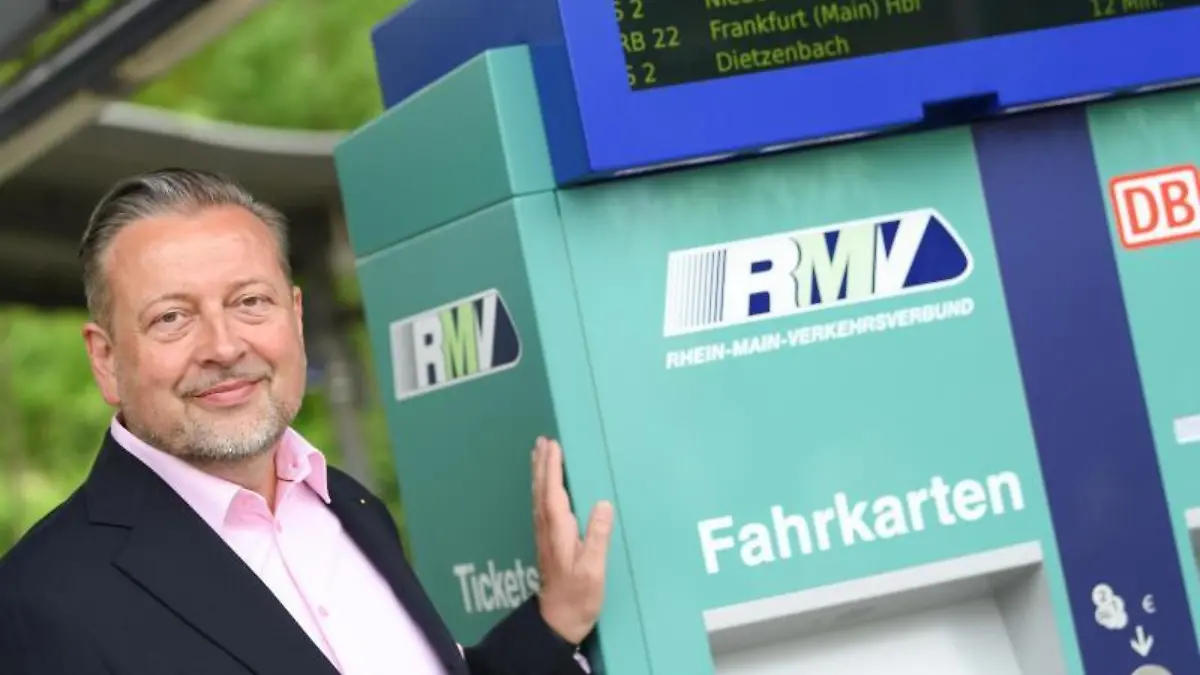 Knut Ringat neben RMV Fahrkarten Automat