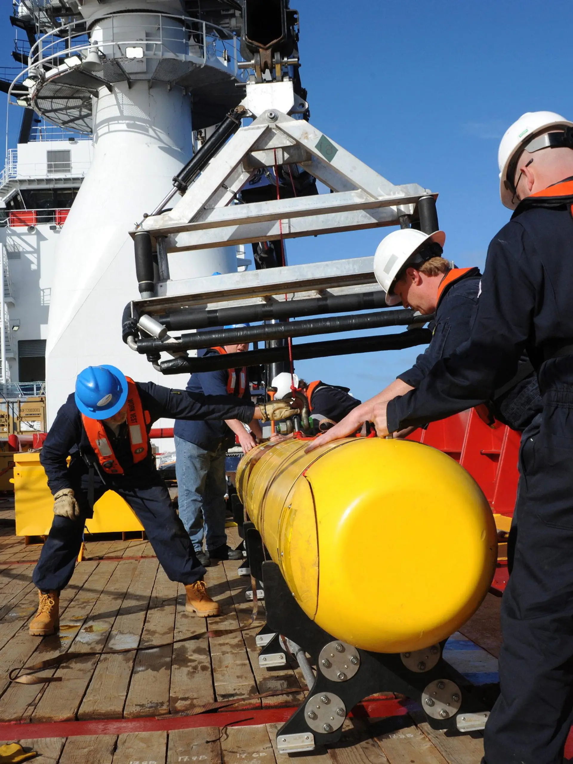 epa04166769 (FILE) A handout picture made available by the US Navy on 04 April 2014 shows the Artemis autonomous underwater vehicle (AUV) hoisted back on board of the Australian Defense Vessel (ADV) Ocean Shield after a successful buoyancy testing at sea in the Indian Ocean, 01 April 2014.Australian search chief Angus Houston during a press conference on 14 April 2014, said that the Bluefin-21 drone would be deployed to search for wreckage of missing flight MH370 on the sea floor. Teams have been using a towed pinger locator to listen for signals coming from the plane's black box. No new signals have been heard since 08 April amid concerns the flight recorders' batteries would have expired. Flight MH370 went missing on 08 March with 239 people on board en route from Kuala Lumpur to Beijing and believed to be crashed at sea in the southern Indian Ocean. EPA/MC1 PETER D. BLAIR/US NAVY AUSTRALIA AND NEW ZEALAND OUT HANDOUT EDITORIAL USE ONLY +++(c) dpa - Bildfunk+++
