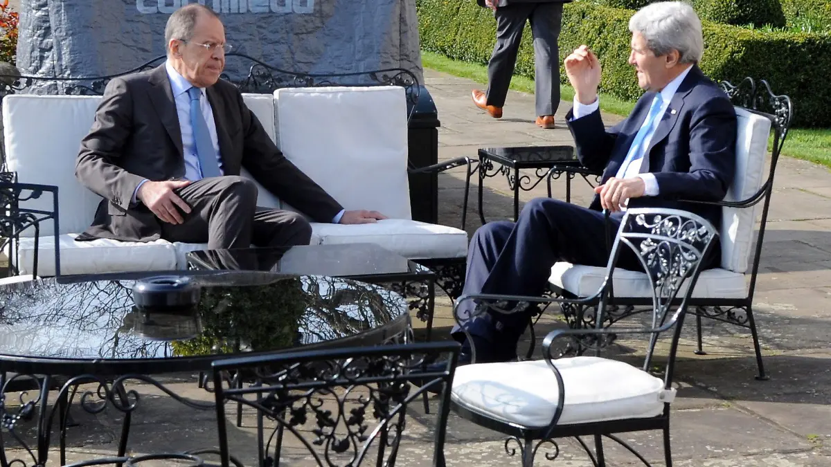 epa04125157 A handout photo made available by the US State Department shows an alfresco meeting between U.S. Secretary of State John Kerry (right) and Russian Foreign Minister Sergey Lavrov on the terrace of Winfield House, the U.S. Ambassador's Residence in London, 14 March 2014 before the start of a formal bilateral discussion focused on Russian intervention in Crimea EPA/HO HANDOUT EDITORIAL USE ONLY +++(c) dpa - Bildfunk+++