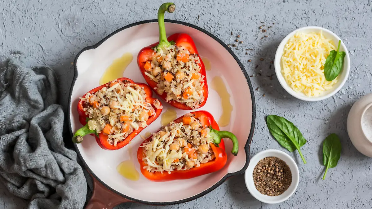 Überbackene Paprika, gefüllt mit Quinoa
