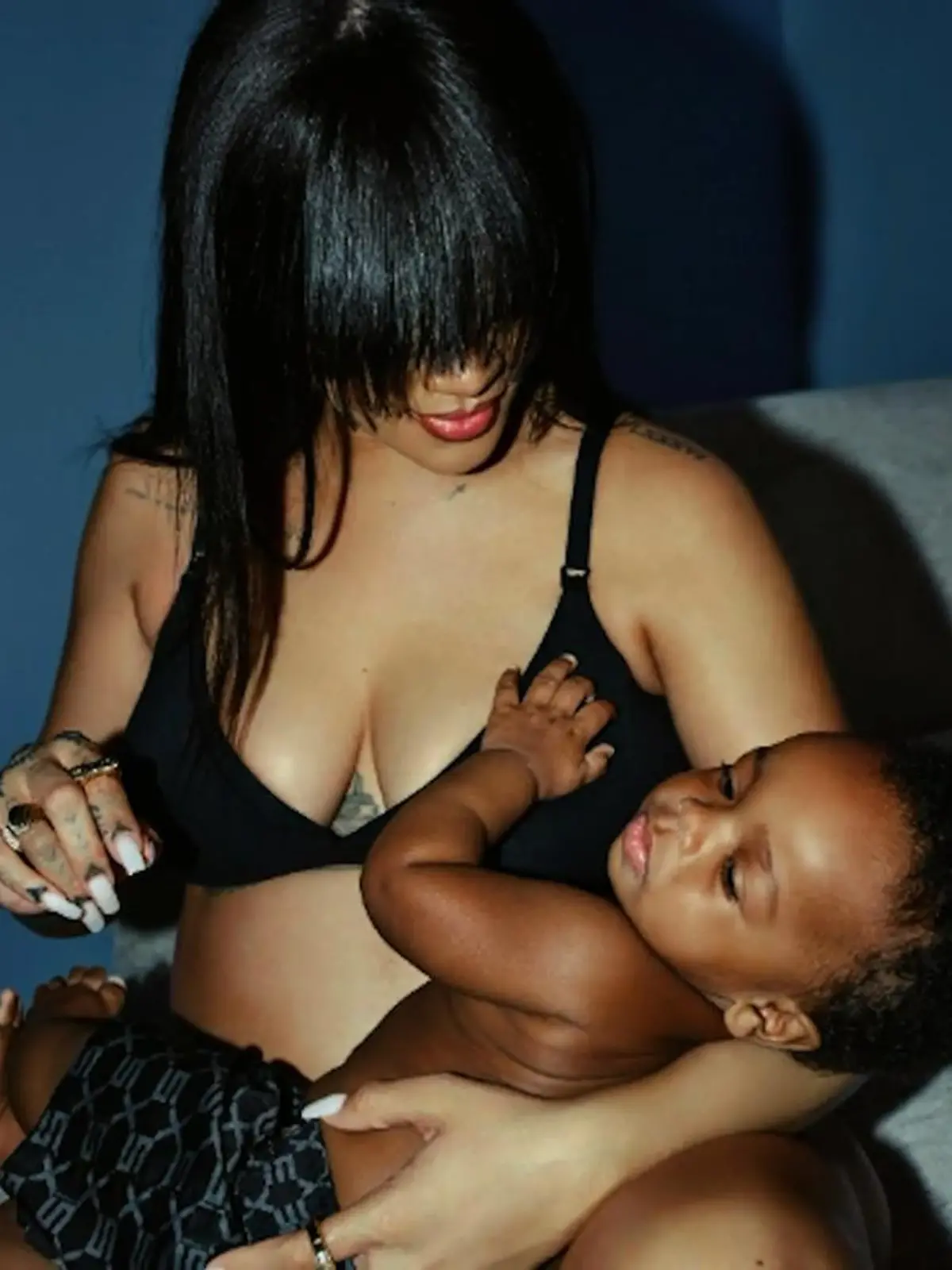 Rihanna stillt ihr Baby