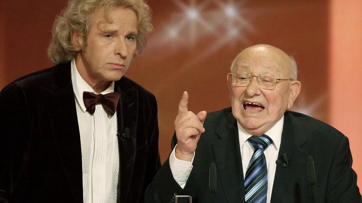 ARCHIV - Der Literaturkritiker Marcel Reich-Ranicki (r), der mit dem Ehrenpreis für sein Lebenswerk ausgezeichnet werden sollte, steht am 11.10.2008 in Köln bei der Verleihung des Deutschen Fernsehpreises neben Moderator Thomas Gottschalk auf der Bühne. Reich-Ranicki hat sich geweigert, den Ehrenpreis für sein Lebenswerk anzunehmen. Foto: Oliver Berg/dpa (zu dpa «FAZ: Literaturkritiker Reich-Ranicki tot» vom 18.09.2013) +++(c) dpa - Bildfunk+++