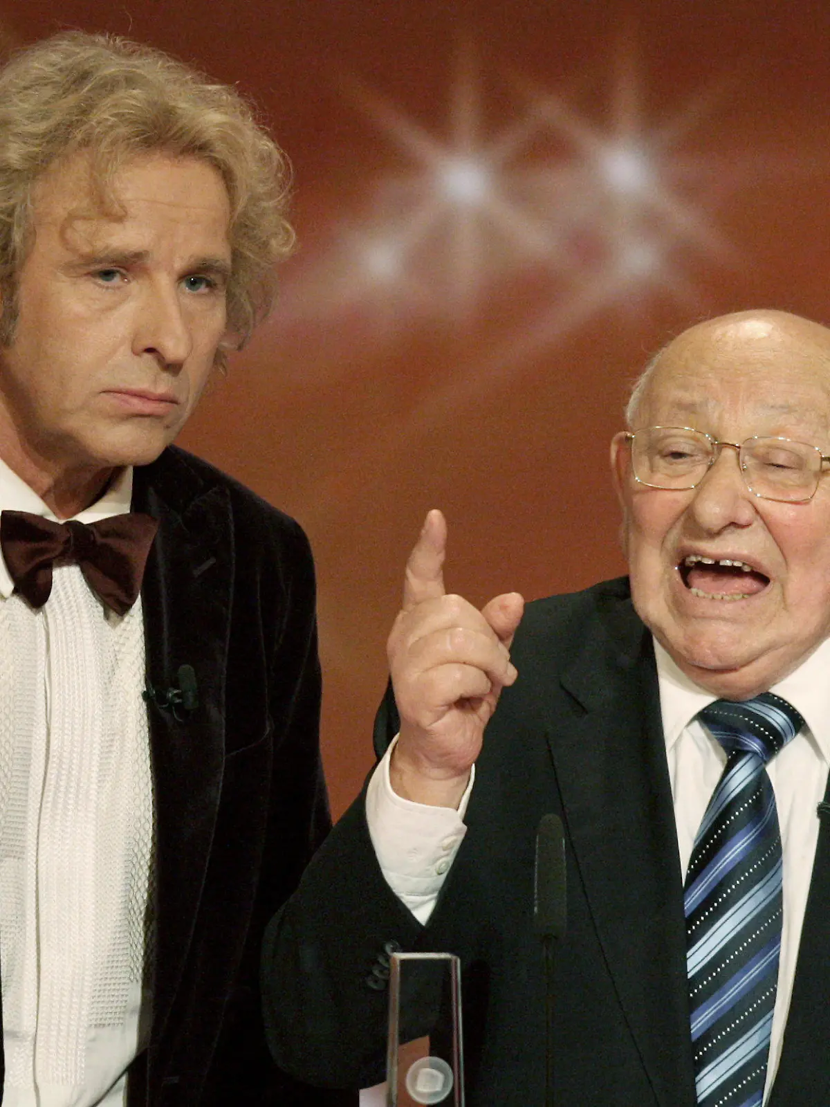 ARCHIV - Der Literaturkritiker Marcel Reich-Ranicki (r), der mit dem Ehrenpreis für sein Lebenswerk ausgezeichnet werden sollte, steht am 11.10.2008 in Köln bei der Verleihung des Deutschen Fernsehpreises neben Moderator Thomas Gottschalk auf der Bühne. Reich-Ranicki hat sich geweigert, den Ehrenpreis für sein Lebenswerk anzunehmen. Foto: Oliver Berg/dpa (zu dpa «FAZ: Literaturkritiker Reich-Ranicki tot» vom 18.09.2013) +++(c) dpa - Bildfunk+++