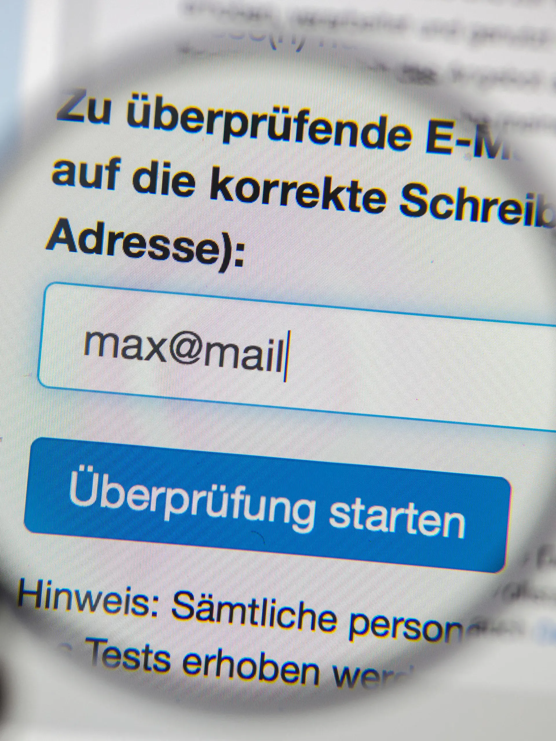 ILLUSTRATION - Die Eingabemaske zur Überprüfung der E-Mail-Adresse auf der Internetseite des Bundesamtes für Sicherheit in der Informationstechnik (BSI) wird von einer Lupe vergrößert, aufgenommen am 21.01.2014 in Straubing (Bayern). Mehrere Millionen Zugangsdaten für Online-Dienste sind nach Angaben des Bundesamt für Sicherheit in der Informationstechnik (BSI) gekapert wurden. Foto: Armin Weigel/dpa (zu dpa "BSI warnt: 16 Millionen E-Mail-Konten geknackt" vom 21.01.2014) +++(c) dpa - Bildfunk+++