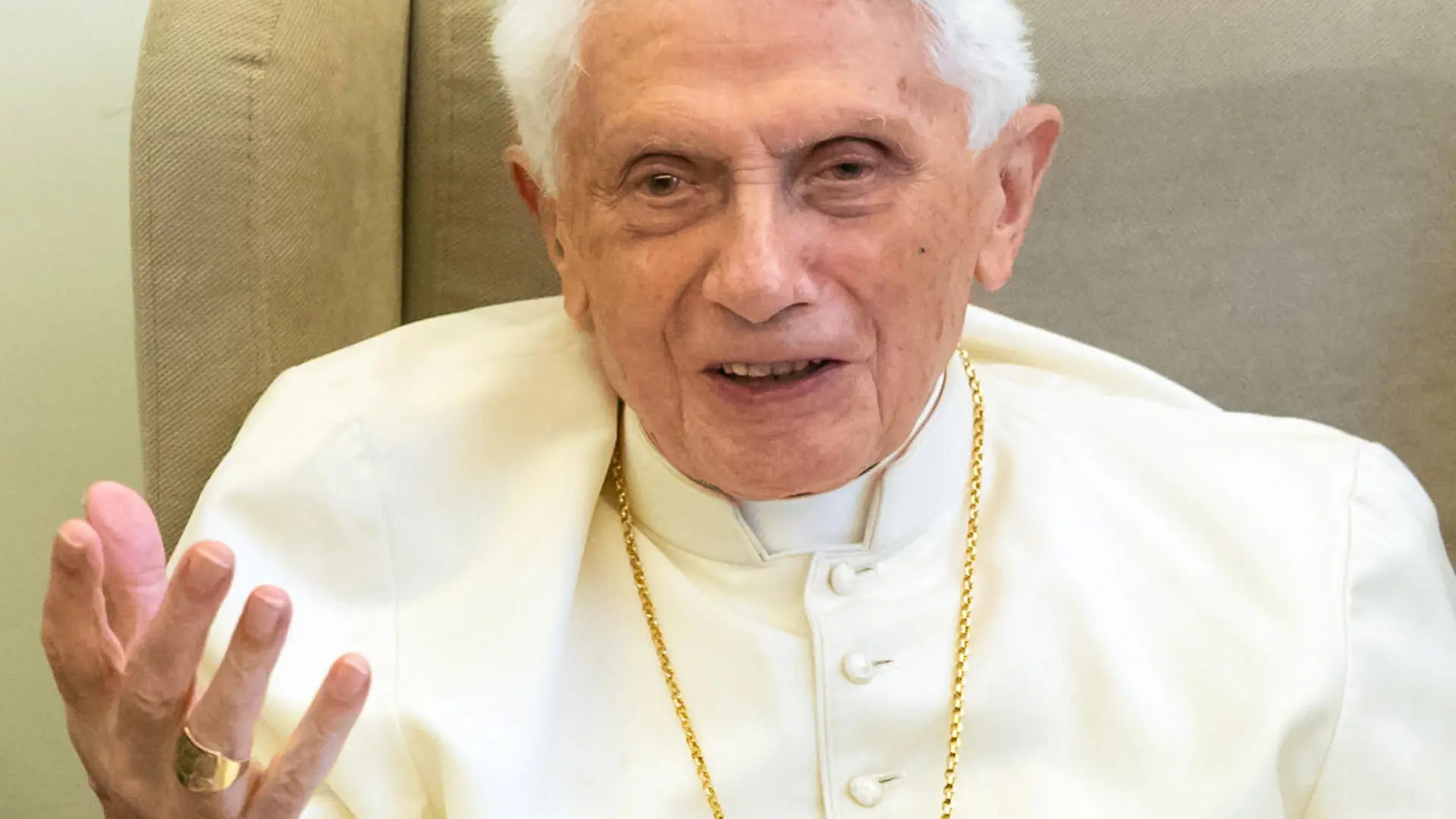 ARCHIV - 01.06.2018, Vatikan, Vatikanstadt: Der emeritierte Papst Benedikt XVI gibt ein Interview. Der emeritierte Papst Benedikt XVI. ist nach Auskunft seines Nachfolgers Franziskus «sehr krank». (zu dpa "Papst Franziskus: Benedikt XVI. ist «sehr krank»") Foto: Daniel Karmann/dpa +++ dpa-Bildfunk +++