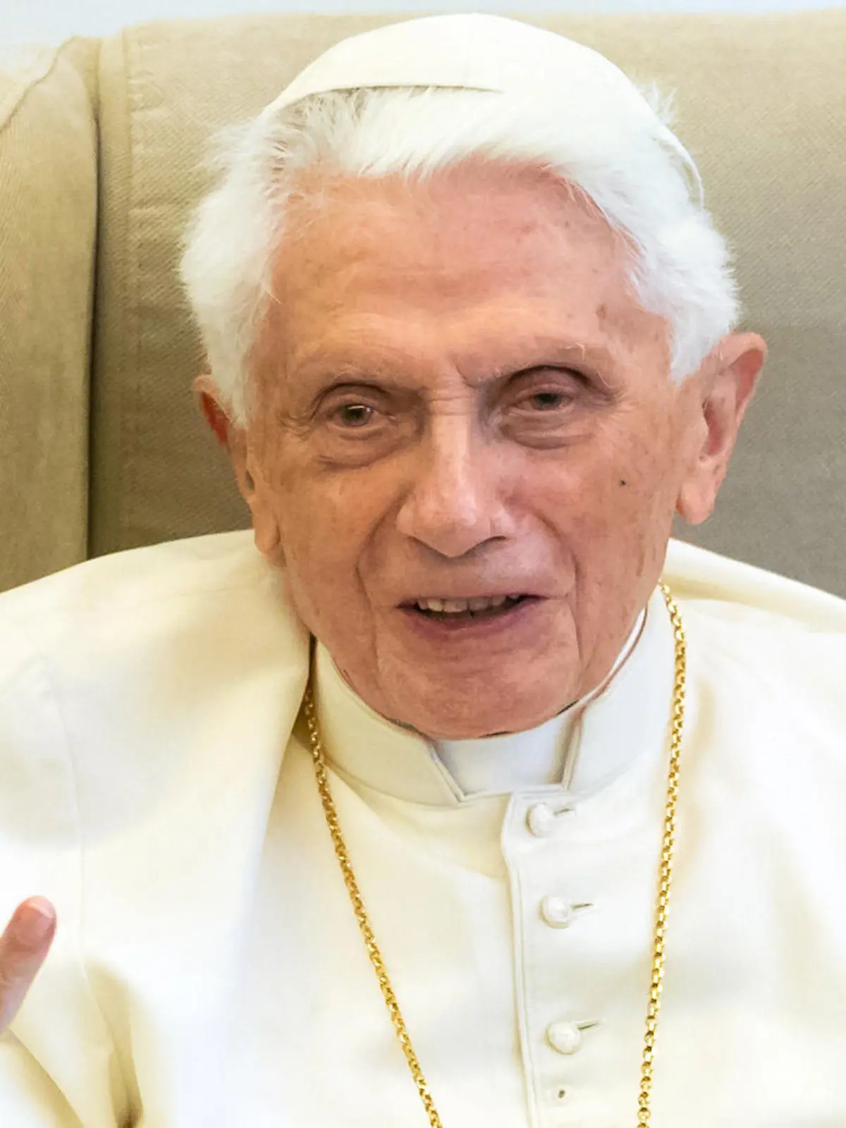ARCHIV - 01.06.2018, Vatikan, Vatikanstadt: Der emeritierte Papst Benedikt XVI gibt ein Interview. Der emeritierte Papst Benedikt XVI. ist nach Auskunft seines Nachfolgers Franziskus «sehr krank». (zu dpa "Papst Franziskus: Benedikt XVI. ist «sehr krank»") Foto: Daniel Karmann/dpa +++ dpa-Bildfunk +++