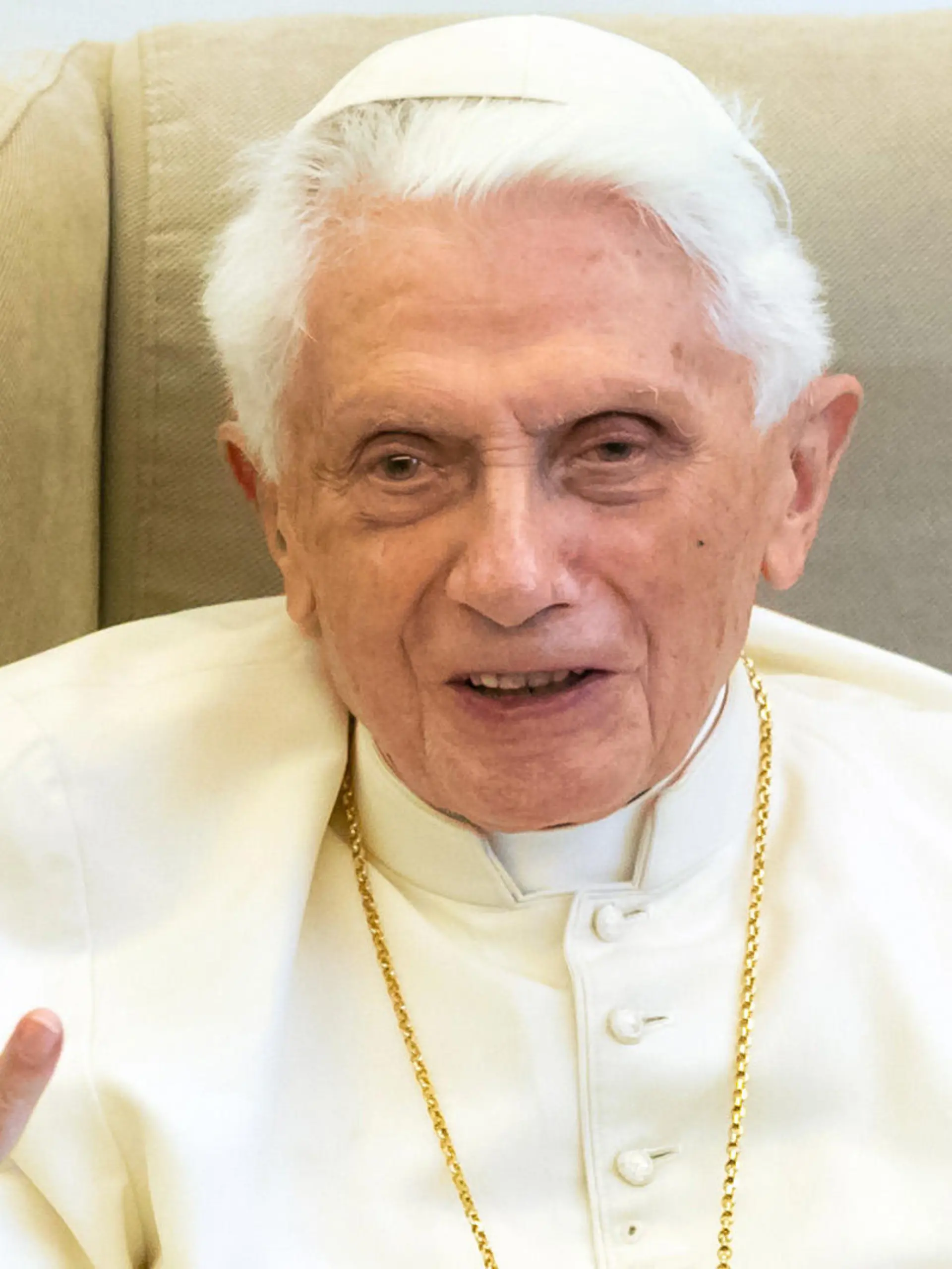 ARCHIV - 01.06.2018, Vatikan, Vatikanstadt: Der emeritierte Papst Benedikt XVI gibt ein Interview. Der emeritierte Papst Benedikt XVI. ist nach Auskunft seines Nachfolgers Franziskus «sehr krank». (zu dpa "Papst Franziskus: Benedikt XVI. ist «sehr krank»") Foto: Daniel Karmann/dpa +++ dpa-Bildfunk +++
