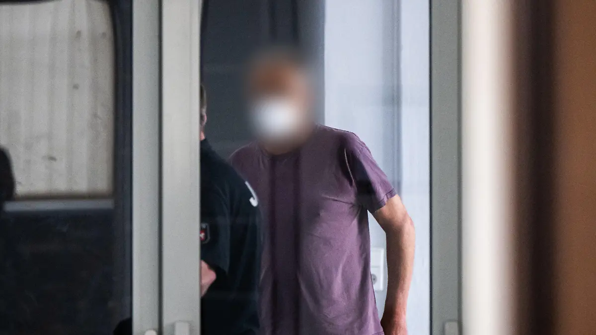 ARCHIV - 07.07.2022, Niedersachsen, Verden: Ein wegen zweifachen Mordes und versuchten Mordes angeklagter Mann wird in einen Gerichtssaal des Landgerichts Verden geführt. Der Mann soll am 28.12.2021 in Fischerhude eine 73-jährige Frau und ihren 56 Jahre alten Sohn mit einer Schusswaffe getötet haben. Er schoss auch einer damals 53-jährigen Freundin der Familie in den Kopf, die aber überlebte. (Zu dpa: «Rache als Motiv? - Urteil zu Doppelmord von Fischerhude erwartet») Foto: Mohssen Assanimoghaddam/dpa +++ dpa-Bildfunk +++