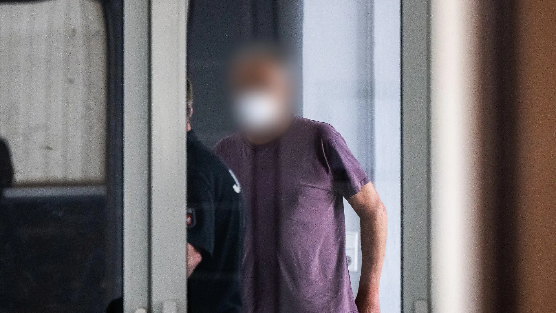 ARCHIV - 07.07.2022, Niedersachsen, Verden: Ein wegen zweifachen Mordes und versuchten Mordes angeklagter Mann wird in einen Gerichtssaal des Landgerichts Verden geführt. Der Mann soll am 28.12.2021 in Fischerhude eine 73-jährige Frau und ihren 56 Jahre alten Sohn mit einer Schusswaffe getötet haben. Er schoss auch einer damals 53-jährigen Freundin der Familie in den Kopf, die aber überlebte. (Zu dpa: «Rache als Motiv? - Urteil zu Doppelmord von Fischerhude erwartet») Foto: Mohssen Assanimoghaddam/dpa +++ dpa-Bildfunk +++