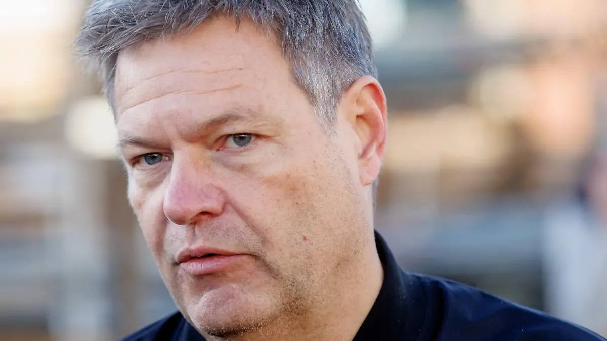 23.12.2022, Schleswig-Holstein, Flensburg: Robert Habeck (Grüne), Bundeswirtschaftsminister, spricht auf dem Werftgelände der FSG-Nobiskrug Holding zu Journalisten. 
Bei der Flensburger Schiffbau-Gesellschaft (FSG) sollen drei Bunkerschiffe für Flüssigerdgas (LNG) entstehen. Wirtschaftsminister Robert Habeck übergab Förderbescheide über insgesamt 62 Millionen Euro an die Schiffsgesellschaften. Foto: Markus Scholz/dpa +++ dpa-Bildfunk +++