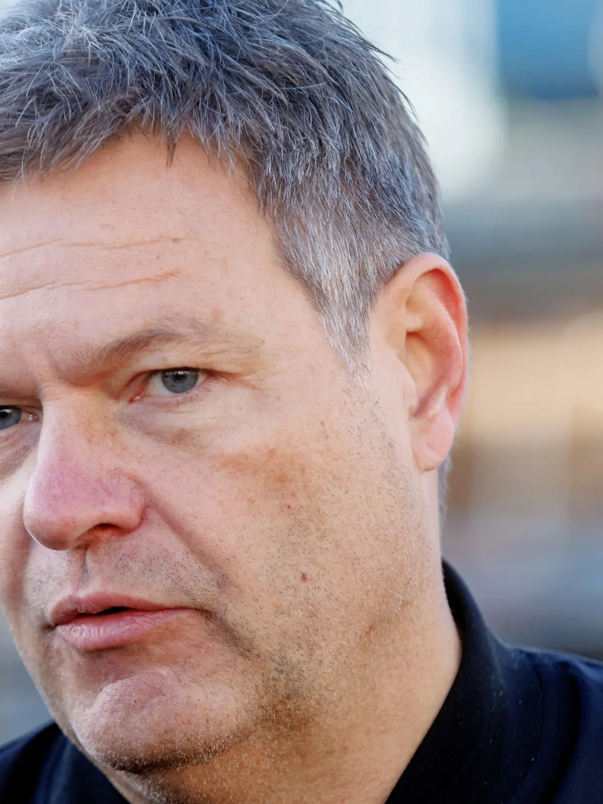 23.12.2022, Schleswig-Holstein, Flensburg: Robert Habeck (Grüne), Bundeswirtschaftsminister, spricht auf dem Werftgelände der FSG-Nobiskrug Holding zu Journalisten. 
Bei der Flensburger Schiffbau-Gesellschaft (FSG) sollen drei Bunkerschiffe für Flüssigerdgas (LNG) entstehen. Wirtschaftsminister Robert Habeck übergab Förderbescheide über insgesamt 62 Millionen Euro an die Schiffsgesellschaften. Foto: Markus Scholz/dpa +++ dpa-Bildfunk +++