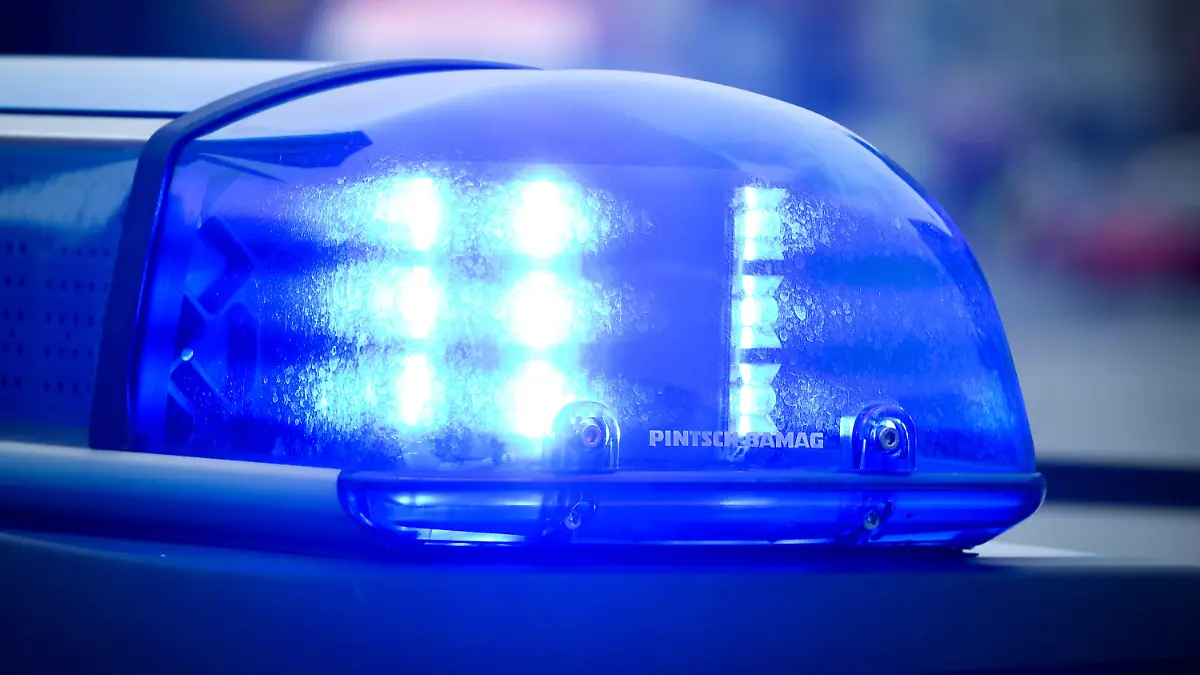 ARCHIV - ILLUSTRATION - Das Blaulicht an einem Polizeiauto am 11.09.2014 in Frankfurt (Oder) (Brandenburg). Auto nicht zugelassen, nicht versichert, Nummernschilder gestohlen, Fahrer ohne Führerschein, aber mit reichlich Alkohol - da will man nicht auffallen. So tarnte ein 34-Jähriger seinen silbernen Lieferwagen mit einem aufs Dach montierten Blaulicht, schaltete es ein und begab sich auf die Autobahn. Überraschenderweise hatten echte Streifenpolizisten dennoch den Verdacht, dass in dem seltsamen Gefährt kein Kollege sitzt. Foto: Patrick Pleul dpa +++(c) dpa - Bildfunk+++
