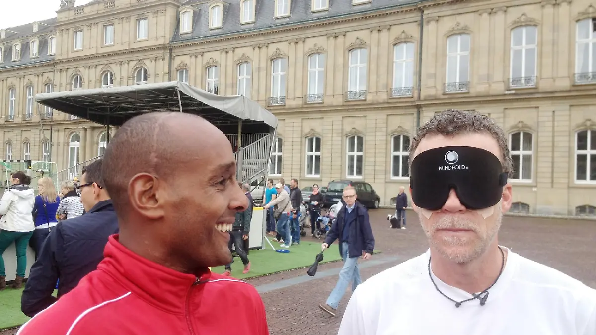 Für jeweils fünf Tage ist RTL-Reporter Jenke von Wilmsdorff im Selbstversuch erst blind, dann schwerhörig. Ein Experiment, das ihn an den Rand der Depression bringt. Dabei trifft er Menschen, die mit ihrem Schicksal nicht hadern, sondern trotz ihres Handicaps ein erfülltes Leben führen. Während der Deutschen-Blindenfußball-Meisterschaft in Stuttgart trifft er auf einen blinden Fußballer.