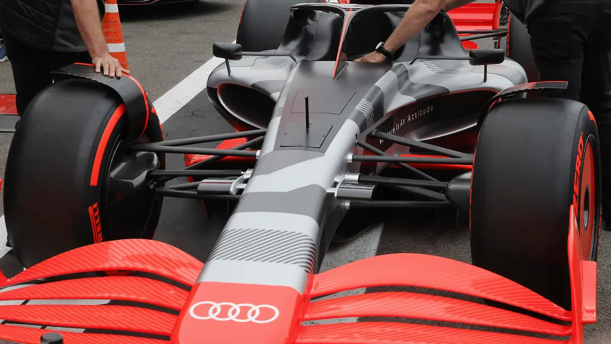 ARCHIV - 26.08.2022, Belgien, Spa: Motorsport: Formel-1-Weltmeisterschaft, Grand Prix von Belgien, vor dem Rennen: Teammitglieder schieben den neuen Rennwagen von Audi während einer Pressekonferenz vor dem Großen Preis der Formel 1 auf der Rennstrecke Spa-Francorchamps in Spa. Der deutsche Hersteller Audi wird im Jahr 2026 in die Formel 1 einsteigen. (zu dpa: «Audi baut für Formel-1-Projekt an») Foto: Olivier Matthys/AP/dpa +++ dpa-Bildfunk +++
