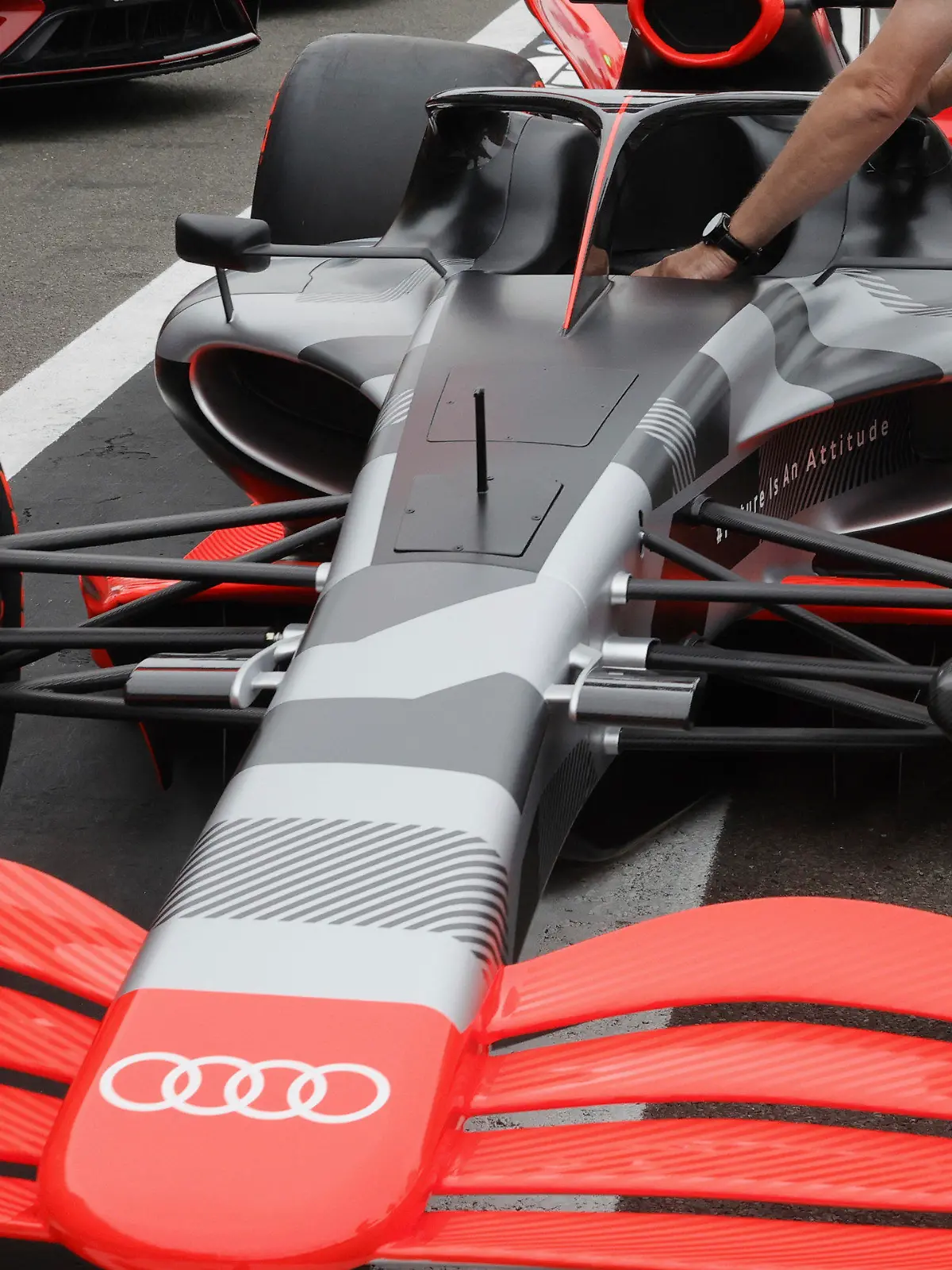 ARCHIV - 26.08.2022, Belgien, Spa: Motorsport: Formel-1-Weltmeisterschaft, Grand Prix von Belgien, vor dem Rennen: Teammitglieder schieben den neuen Rennwagen von Audi während einer Pressekonferenz vor dem Großen Preis der Formel 1 auf der Rennstrecke Spa-Francorchamps in Spa. Der deutsche Hersteller Audi wird im Jahr 2026 in die Formel 1 einsteigen. (zu dpa: «Audi baut für Formel-1-Projekt an») Foto: Olivier Matthys/AP/dpa +++ dpa-Bildfunk +++