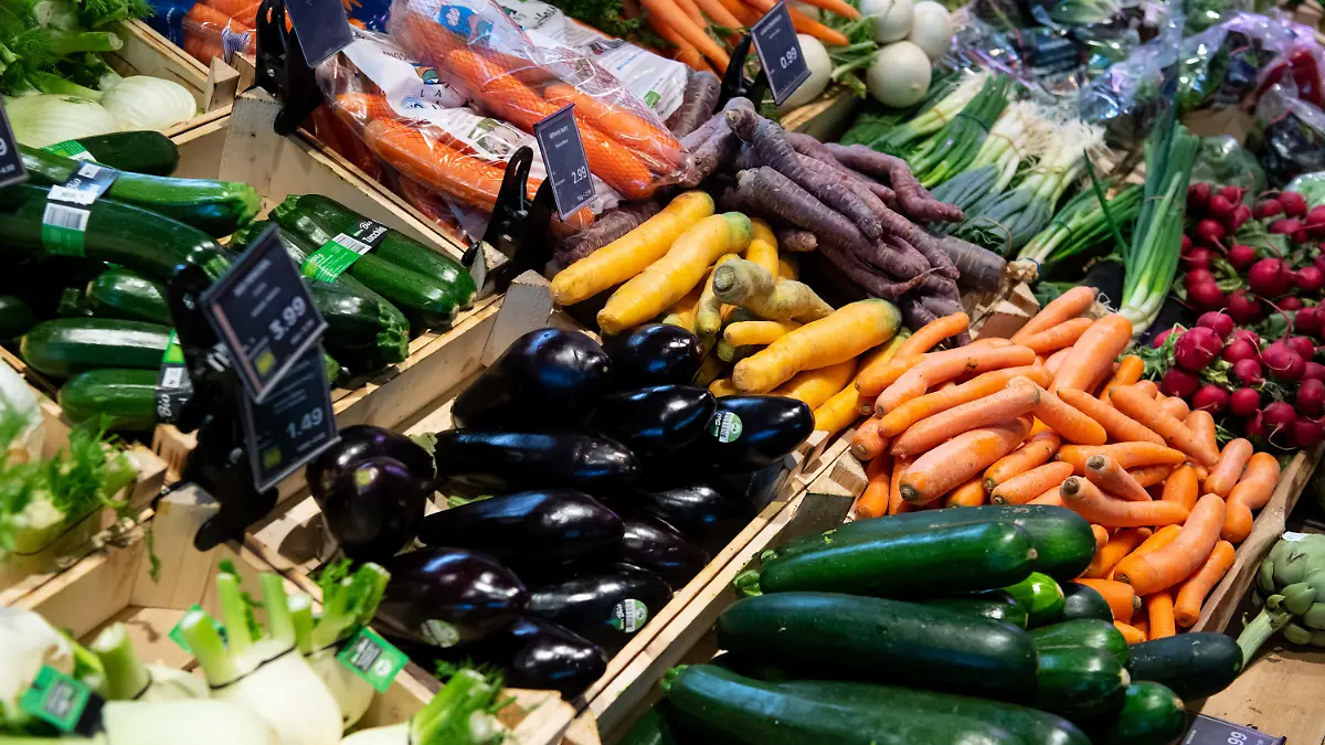 ARCHIV - 13.03.2020, Bayern, Neubiberg: Bio-Gemüse liegt in einem Supermarktregal. (zu dpa: «Bauernverband: Deutscher Bio-Markt erstmals geschrumpft ») Foto: Sven Hoppe/dpa +++ dpa-Bildfunk +++