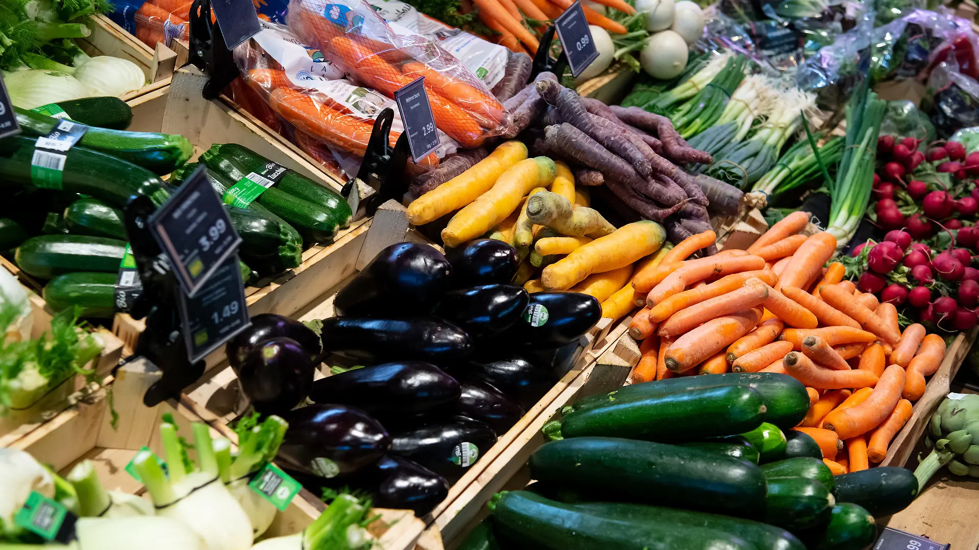 ARCHIV - 13.03.2020, Bayern, Neubiberg: Bio-Gemüse liegt in einem Supermarktregal. (zu dpa: «Bauernverband: Deutscher Bio-Markt erstmals geschrumpft ») Foto: Sven Hoppe/dpa +++ dpa-Bildfunk +++