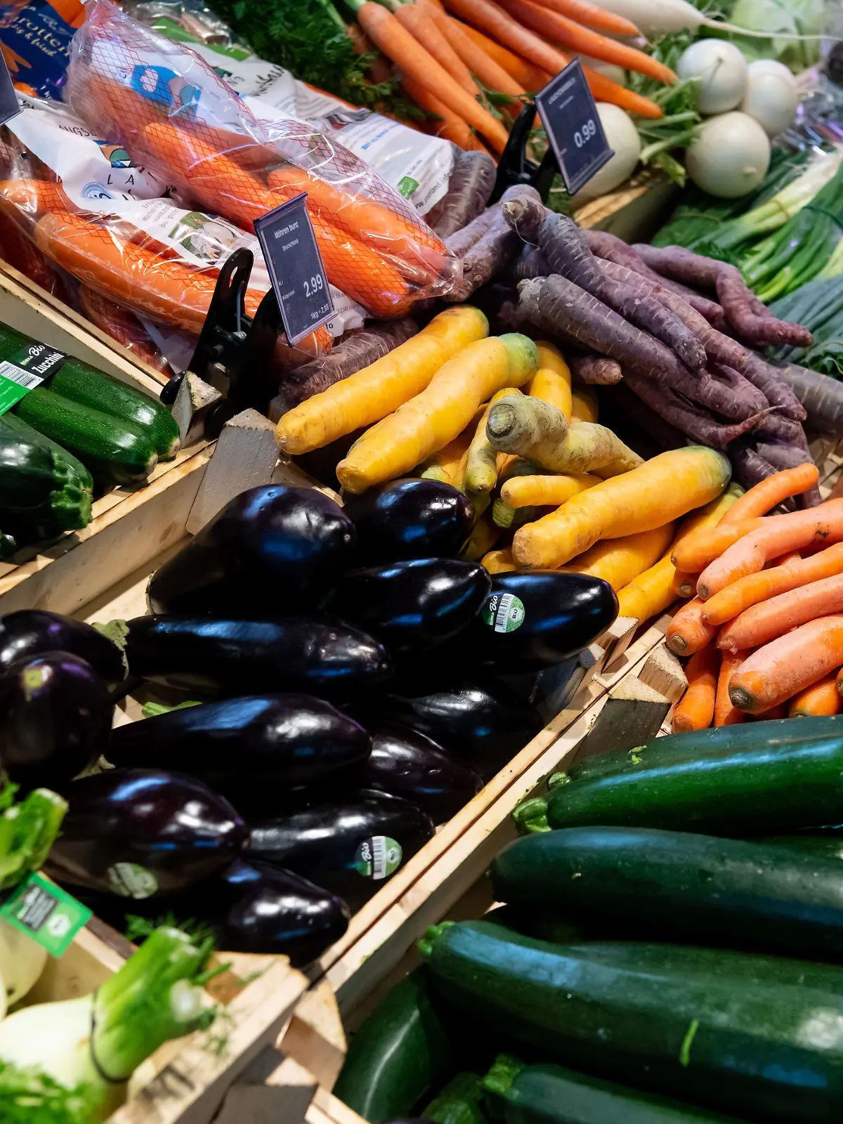 ARCHIV - 13.03.2020, Bayern, Neubiberg: Bio-Gemüse liegt in einem Supermarktregal. (zu dpa: «Bauernverband: Deutscher Bio-Markt erstmals geschrumpft ») Foto: Sven Hoppe/dpa +++ dpa-Bildfunk +++