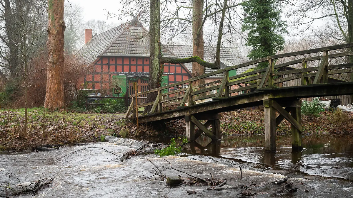 29.12.2021, Niedersachsen, Fischerhude: Der Mittelarm des Flusses Wümme plätschert in unmittelbarer Nähe eines Fachwerkhauses, in dem am Vorabend zwei Tote aufgefunden wurden. Die Polizei ermittelt nach dem Fund der Leichen in Fischerhude nahe Bremen weiter zu den Hintergründen. Foto: Julian Stratenschulte/dpa +++ dpa-Bildfunk +++