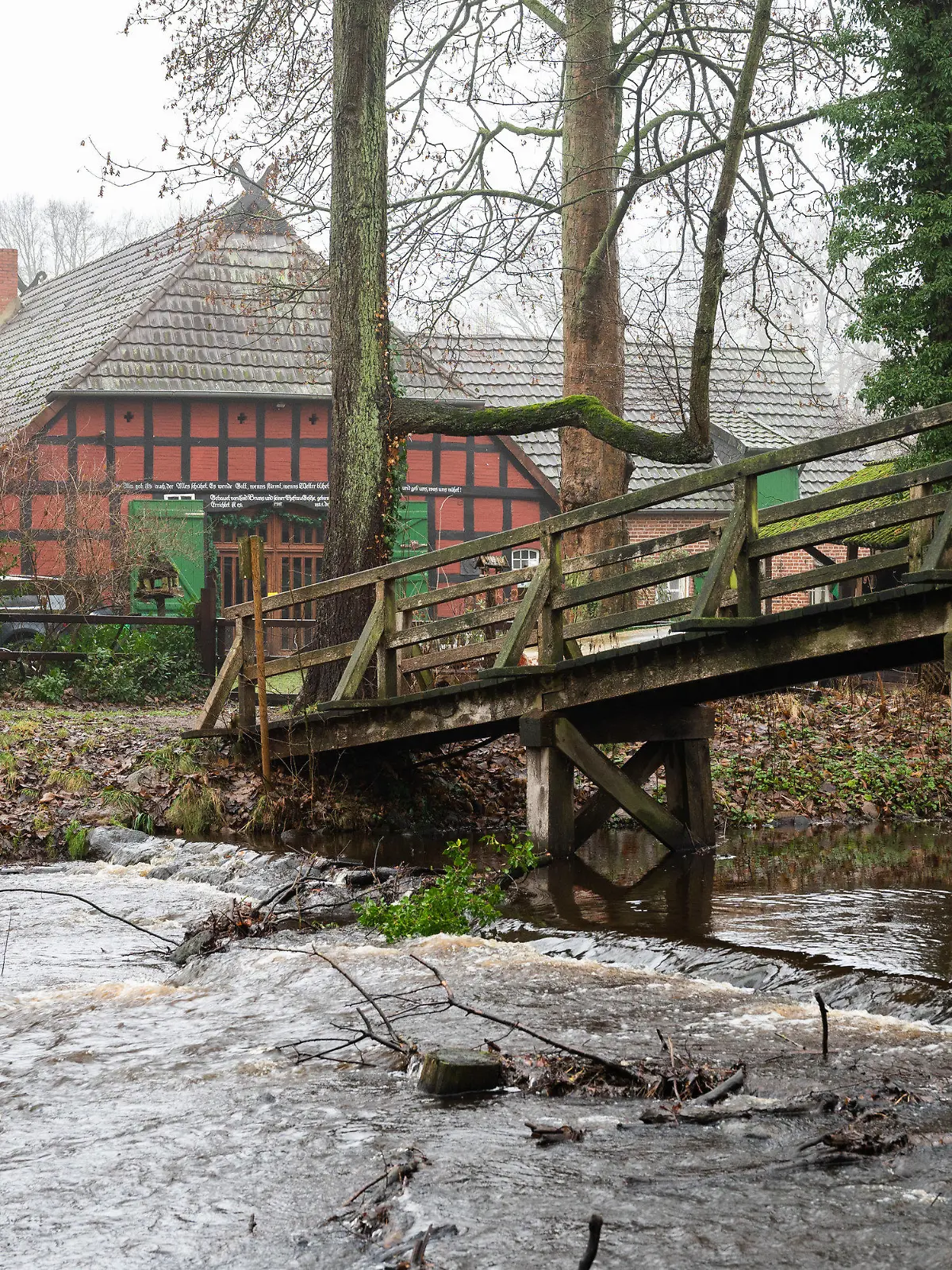 29.12.2021, Niedersachsen, Fischerhude: Der Mittelarm des Flusses Wümme plätschert in unmittelbarer Nähe eines Fachwerkhauses, in dem am Vorabend zwei Tote aufgefunden wurden. Die Polizei ermittelt nach dem Fund der Leichen in Fischerhude nahe Bremen weiter zu den Hintergründen. Foto: Julian Stratenschulte/dpa +++ dpa-Bildfunk +++