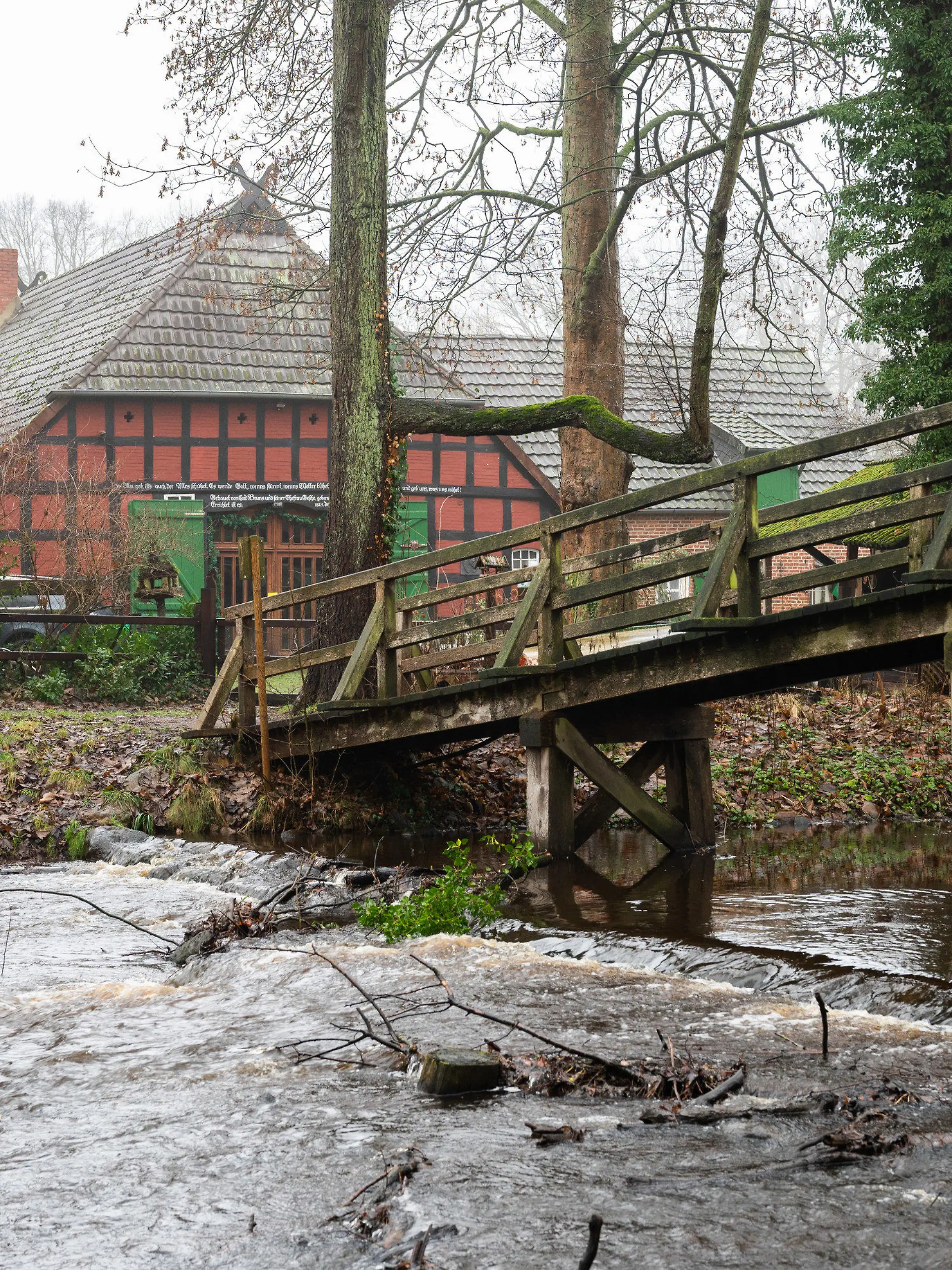 29.12.2021, Niedersachsen, Fischerhude: Der Mittelarm des Flusses Wümme plätschert in unmittelbarer Nähe eines Fachwerkhauses, in dem am Vorabend zwei Tote aufgefunden wurden. Die Polizei ermittelt nach dem Fund der Leichen in Fischerhude nahe Bremen weiter zu den Hintergründen. Foto: Julian Stratenschulte/dpa +++ dpa-Bildfunk +++