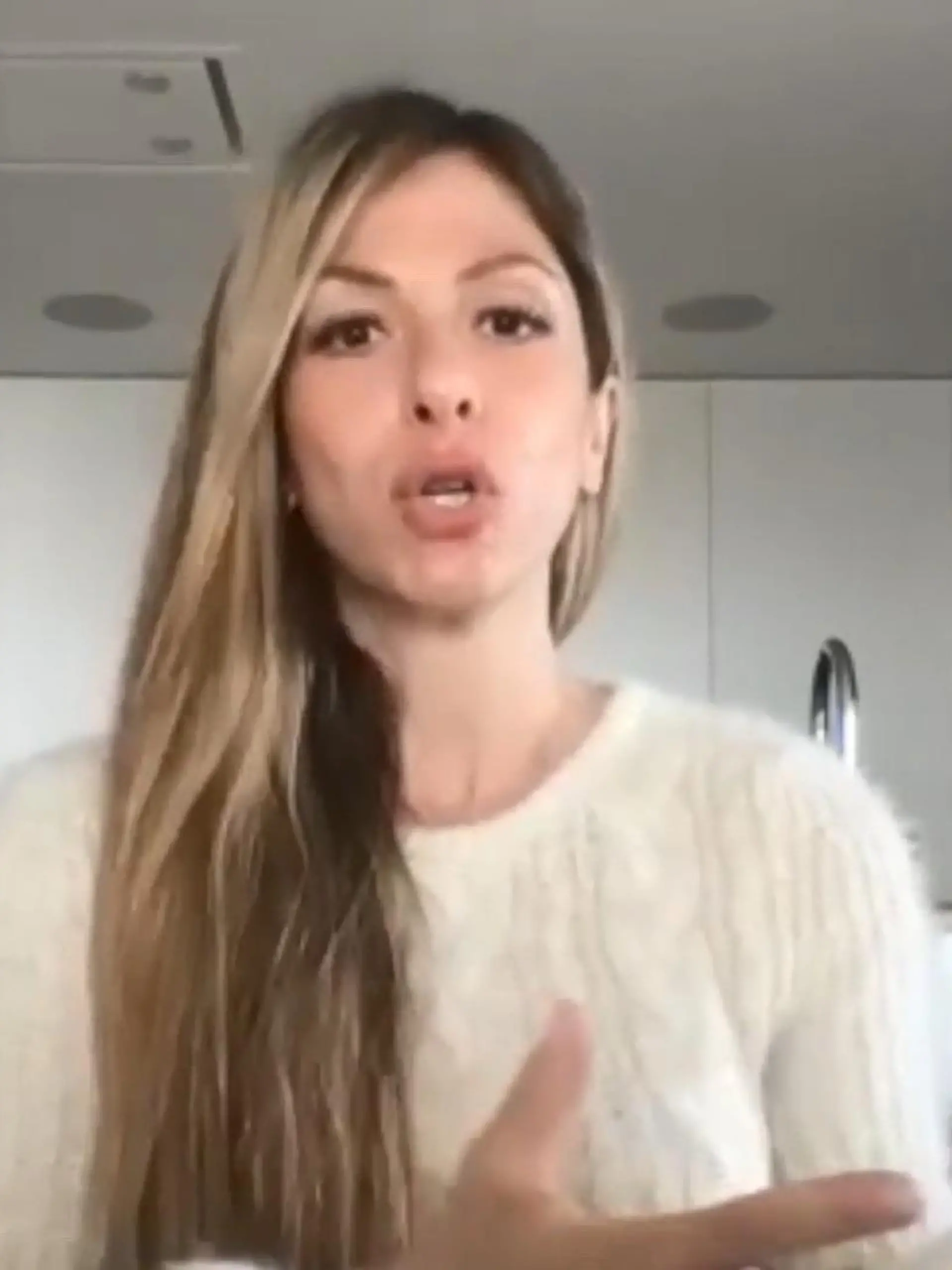 Zu Weihnachten postet Gülcan Kamps ein Foto von sich vor dem Weihnachtsbaum. Fans machen sich Sorgen: Warum ist sie so dünn geworden? Das erklärt die Moderatorin jetzt.