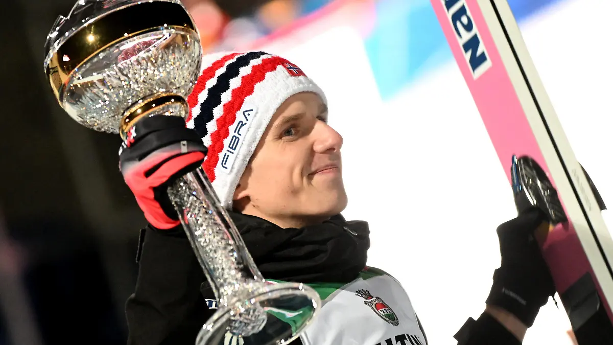 dpatopbilder - 29.12.2022, Bayern, Oberstdorf: Ski nordisch/Skispringen: Weltcup, Vierschanzentournee, Großschanze, Herren, Siegerehrung. Der Sieger Halvor Egner Granerud (Norwegen) jubelt. Foto: Angelika Warmuth/dpa +++ dpa-Bildfunk +++