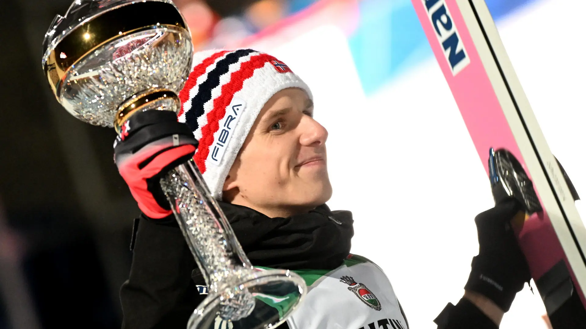 dpatopbilder - 29.12.2022, Bayern, Oberstdorf: Ski nordisch/Skispringen: Weltcup, Vierschanzentournee, Großschanze, Herren, Siegerehrung. Der Sieger Halvor Egner Granerud (Norwegen) jubelt. Foto: Angelika Warmuth/dpa +++ dpa-Bildfunk +++