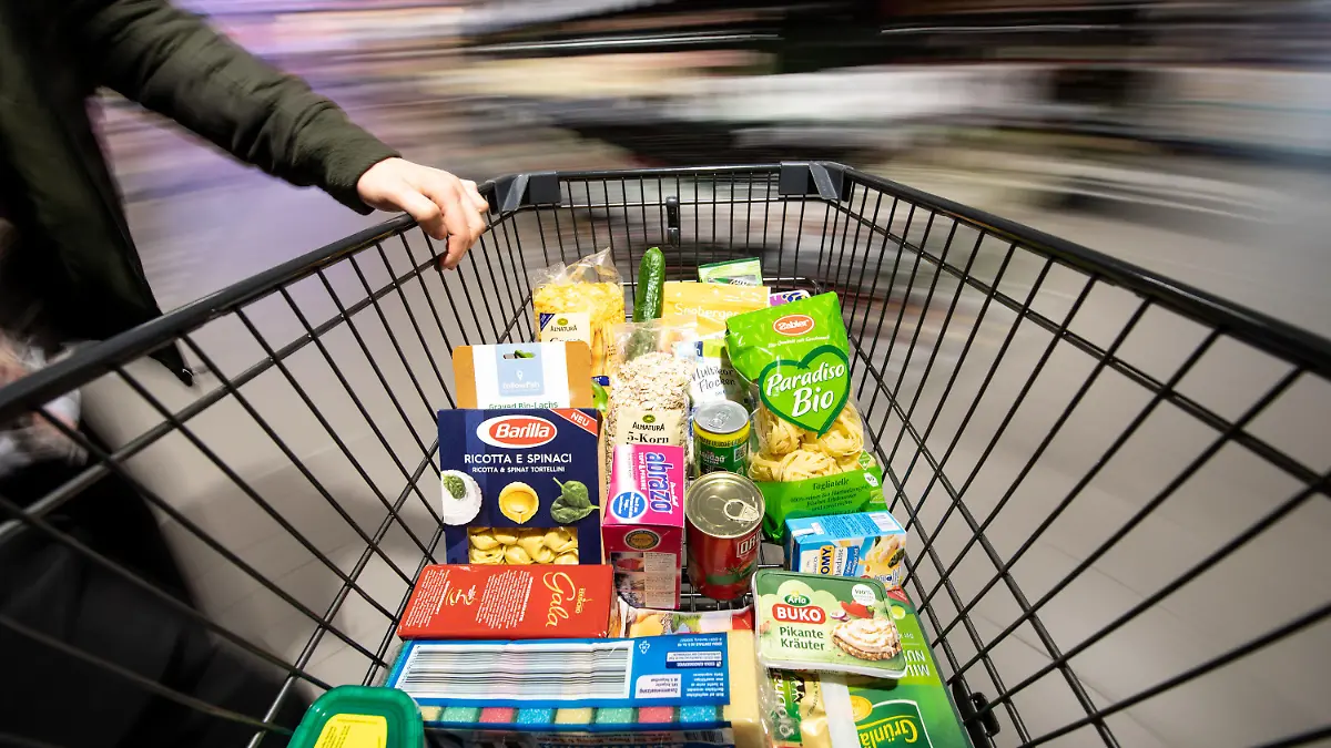 ARCHIV - 15.02.2019, Baden-Württemberg, Stuttgart: ILLUSTRATION - Ein Einkaufswagen wird durch einen Supermarkt geschoben (Aufnahme mit langer Belichtungszeit). Im deutschen Einzelhandel droht nach Einschätzung von Handelskennern durch den Ukraine-Krieg ein weiterer Preisschub. (Zu dpa «Der Ukraine-Krieg wird Lebensmittel noch teurer machen») Foto: Fabian Sommer/dpa +++ dpa-Bildfunk +++