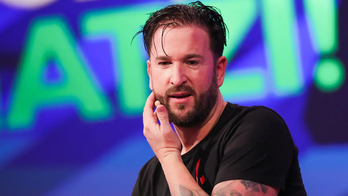 ARCHIV - 01.03.2020, Nordrhein-Westfalen, Hürth: Michael Wendler, Sänger, agiert in der Live-Show «Pocher vs. Wendler - Schluss mit lustig!» bei RTL. Das ging schnell: Nur einen Tag nach der Ankündigung eines neuen Reality-Formats mit dem mit NS-Verharmlosungen aufgefallenen Sänger Michael Wendler hat RTLzwei die Sendung abgesagt. (zu dpa: Kein Wendler-Comeback: RTLzwei sagt Doku nach nur einem Tag wieder ab) Foto: Rolf Vennenbernd/dpa +++ dpa-Bildfunk +++