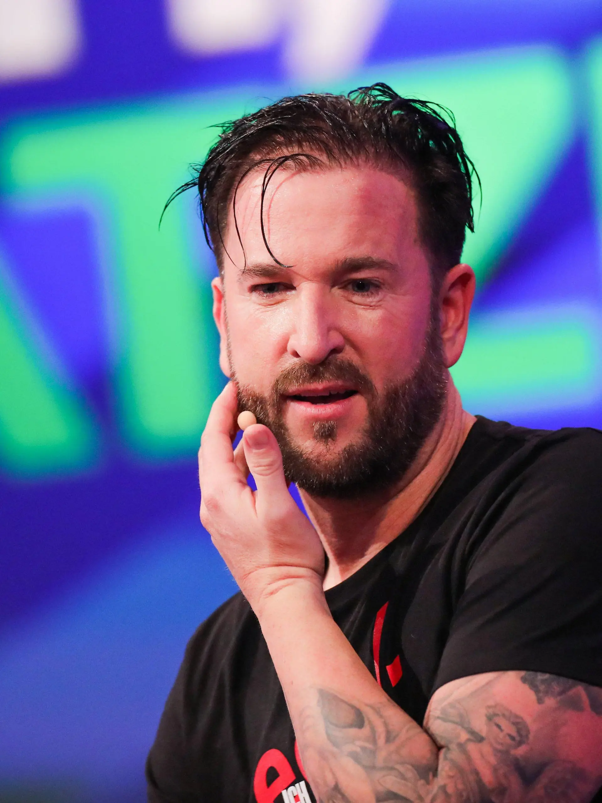 ARCHIV - 01.03.2020, Nordrhein-Westfalen, Hürth: Michael Wendler, Sänger, agiert in der Live-Show «Pocher vs. Wendler - Schluss mit lustig!» bei RTL. Das ging schnell: Nur einen Tag nach der Ankündigung eines neuen Reality-Formats mit dem mit NS-Verharmlosungen aufgefallenen Sänger Michael Wendler hat RTLzwei die Sendung abgesagt. (zu dpa: Kein Wendler-Comeback: RTLzwei sagt Doku nach nur einem Tag wieder ab) Foto: Rolf Vennenbernd/dpa +++ dpa-Bildfunk +++