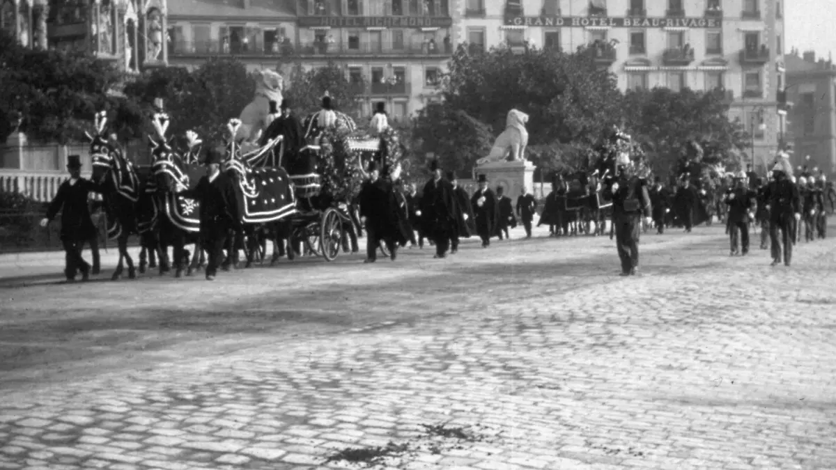 Sissi, Ueberfuehrung der Leiche /1898 Elisabeth, Kaiserin (Franz Joseph I.) von Oesterreich; 1837-1898. - Die Ueberfuehrung der Leiche Kaiserin Elisabeths aus dem Hotel Beau-Rivage zum Bahnhof in Genf. - Photographie, 14. September 1898.