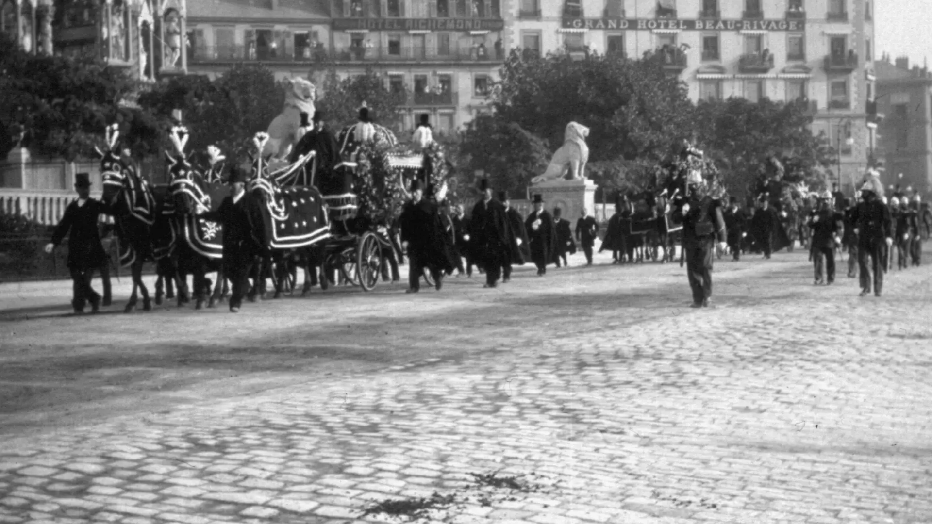 Sissi, Ueberfuehrung der Leiche /1898 Elisabeth, Kaiserin (Franz Joseph I.) von Oesterreich; 1837-1898. - Die Ueberfuehrung der Leiche Kaiserin Elisabeths aus dem Hotel Beau-Rivage zum Bahnhof in Genf. - Photographie, 14. September 1898.