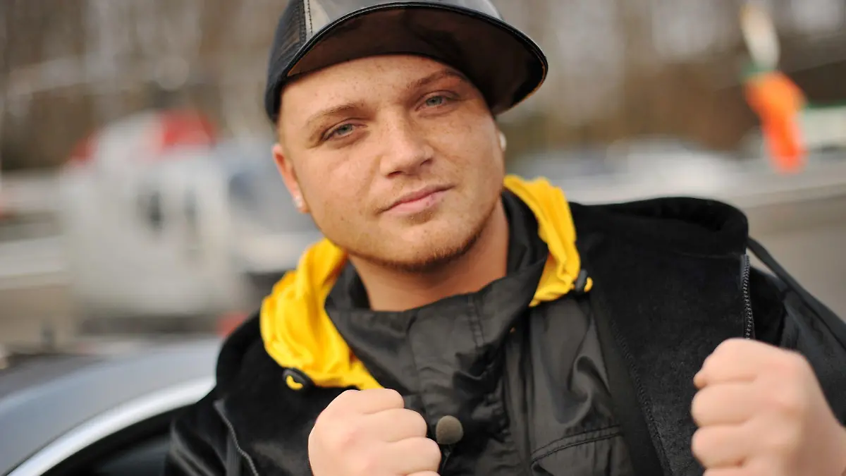 ARCHIV - Menowin Fröhlich, Kandidat der Castingshow Deutschland sucht den Superstar« (DSDS), aufgenommen am 11.03.2010 in Hürth bei Köln. Der Vizegewinner der letzten Staffel von «Deutschland sucht den Superstar», ist in Dortmund festgenommen worden. Er habe seine Haftstrafe in Darmstadt nicht wie gefordert angetreten, sagte sein Anwalt am Mittwoch (16.02.) der Nachrichtenagentur dpa und bestätigte damit einen Bericht der «Ruhr Nachrichten». Foto: Jörg Carstensen dpa (zu dpa 1813 vom 16.02.2011) +++(c) dpa - Bildfunk+++