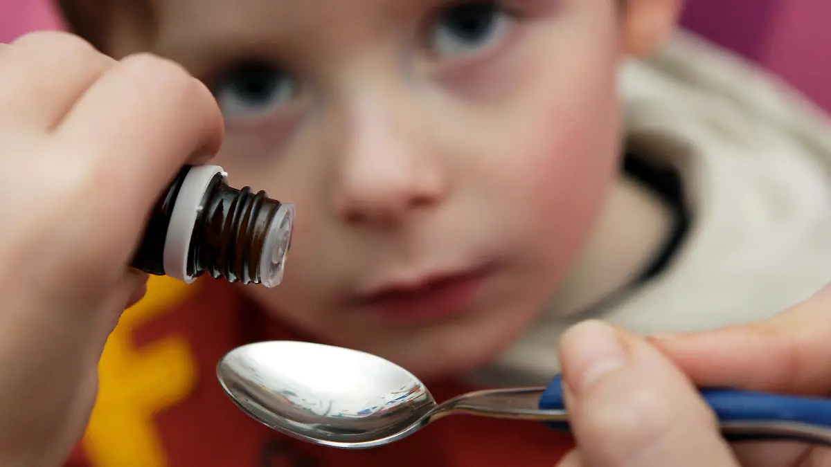Hustentropfen bekommt der vierjährige Phelan aus Frankfurt (Oder) von seiner Mutter Anja Winkler verabfolgt , aufgenommen am 11.02.2006. Gestellte Szene zum Thema "Wenn das Kind krank ist ..."  Foto: Patrick Pleul  +++(c) dpa - Report+++