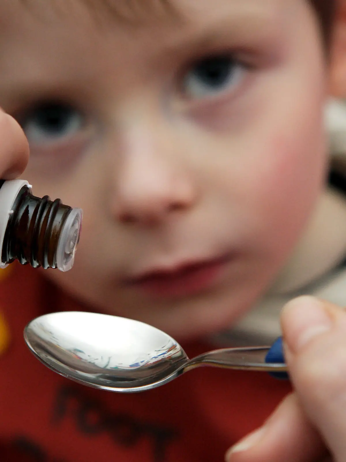 Hustentropfen bekommt der vierjährige Phelan aus Frankfurt (Oder) von seiner Mutter Anja Winkler verabfolgt , aufgenommen am 11.02.2006. Gestellte Szene zum Thema "Wenn das Kind krank ist ..."  Foto: Patrick Pleul  +++(c) dpa - Report+++
