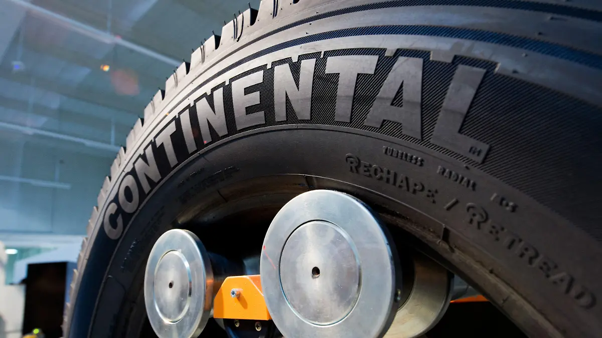 ARCHIV - Ein Continental-Reifen hängt am 19.11.2013 im Continental-Werk in Hannover (Niedersachsen). Die Continental AG veröffentlicht am 24.03.2014 in Hannover ihren Geschäftsbericht 2013. Foto: Julian Stratenschulte/dpa +++(c) dpa - Bildfunk+++