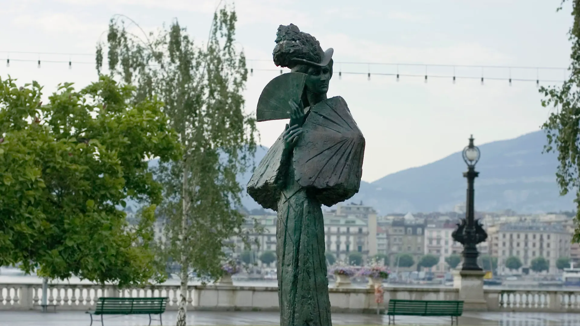 SCHWEIZ GENF Das Denkmal der oesterreichischen Kaiserin Elisabeth, genannt Sissi, an der Promenade in Genf, Schweiz, am 20. Juli 2006. Sissi wurde am 10. September 1898 von dem italienischen Anarchisten Luccheni am Quai du Mont-Blanc in Genf ermordet. Die Statue stammt von dem britischen Kuenstler Patrick Jackson.