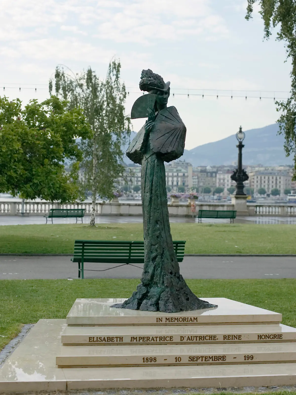 SCHWEIZ GENF Das Denkmal der oesterreichischen Kaiserin Elisabeth, genannt Sissi, an der Promenade in Genf, Schweiz, am 20. Juli 2006. Sissi wurde am 10. September 1898 von dem italienischen Anarchisten Luccheni am Quai du Mont-Blanc in Genf ermordet. Die Statue stammt von dem britischen Kuenstler Patrick Jackson.