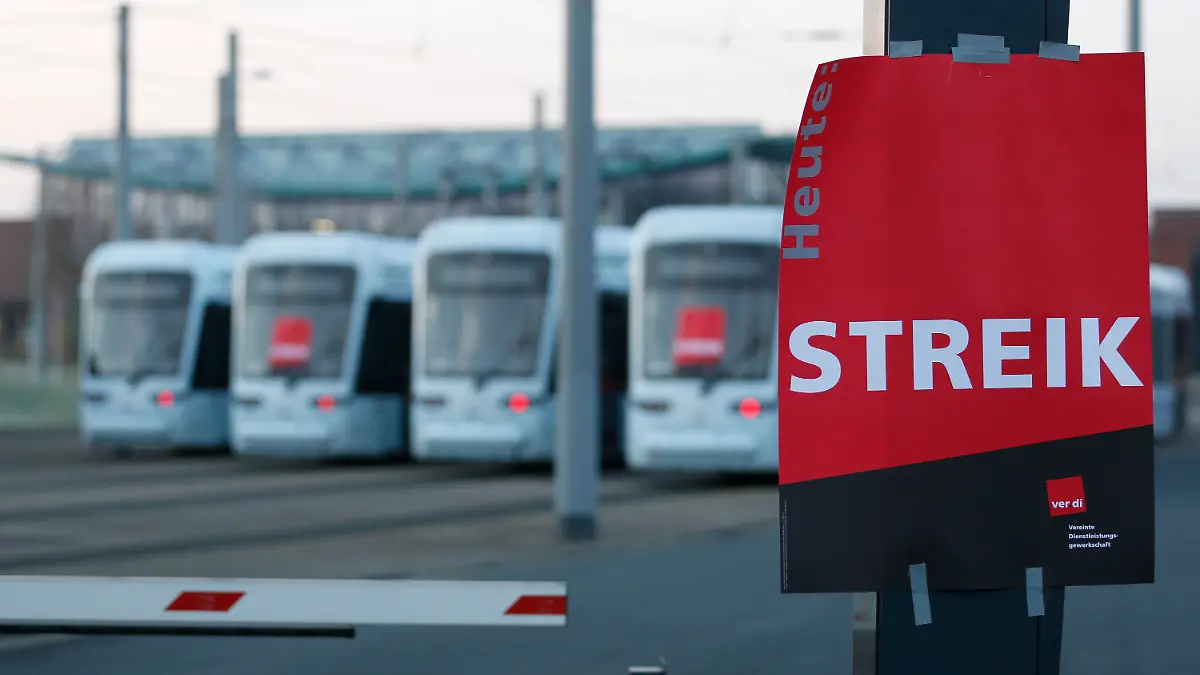 Ein Plakat mit der Aufschrift «Streik» ist am 26.03.2014 vor einem Straßenbahn-Depot in Bochum (Nordrhein-Westfalen) zu sehen. Die Gewerkschaften fordern eine Anhebung der Gehälter um 100 Euro sowie einen zusätzlichen Lohnzuwachs von 3,5 Prozent. Foto: Ina Fassbender/dpa +++(c) dpa - Bildfunk+++