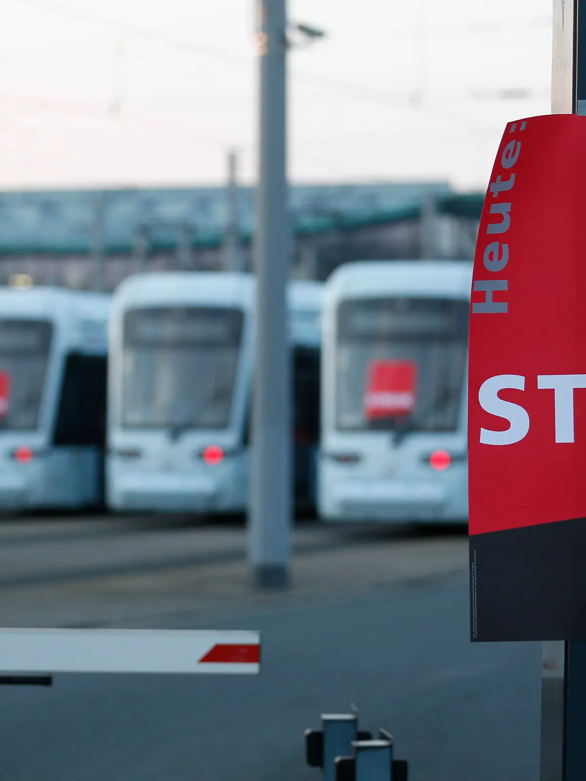 Ein Plakat mit der Aufschrift «Streik» ist am 26.03.2014 vor einem Straßenbahn-Depot in Bochum (Nordrhein-Westfalen) zu sehen. Die Gewerkschaften fordern eine Anhebung der Gehälter um 100 Euro sowie einen zusätzlichen Lohnzuwachs von 3,5 Prozent. Foto: Ina Fassbender/dpa +++(c) dpa - Bildfunk+++