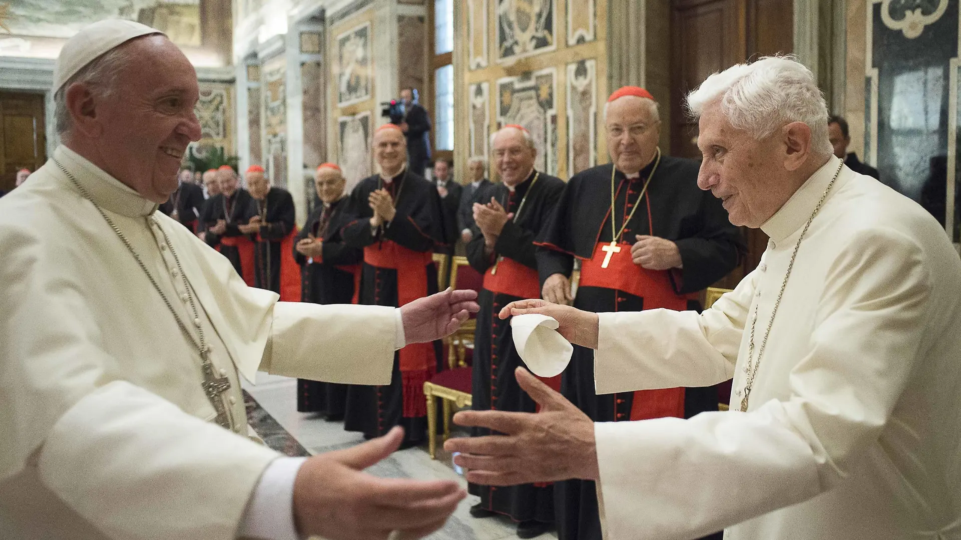 Bilder des Tages Papst Franziskus l. und sein zurueckgetretener Vorgaenger Benedikt XVI. r. haben bei der Feier des 65. Priesterjubilaeums von Benedikt am Dienstag 28.06.16 im Apostolischen Palast im Vatikan ihre Verbundenheit demonstriert. Franziskus sagte an seinen 89-jaehrigen Vorgaenger gewandt: Sie dienen weiter der Kirche und hören nicht auf, wahrlich mit Kraft und Weisheit zu ihrem Wachstum beizutragen. Der sichtlich erfreute Benedikt dankte in einer frei gehaltenen Rede fuer die Guete, die Franziskus ihm seit dem Tag der Wahl zum Papst vor drei Jahren gezeigt habe. Joseph Ratzinger war am 29. Juni 1951 gemeinsam mit seinem Bruder Georg im Freisinger Mariendom zum Priester geweiht worden. Siehe epd-Meldung vom 28.06.2016 Papst Franziskus wuerdigt Benedikt XVI. zum 65. Priesterjubilaeum Copyright: epd-bild/OsservatorexRomano