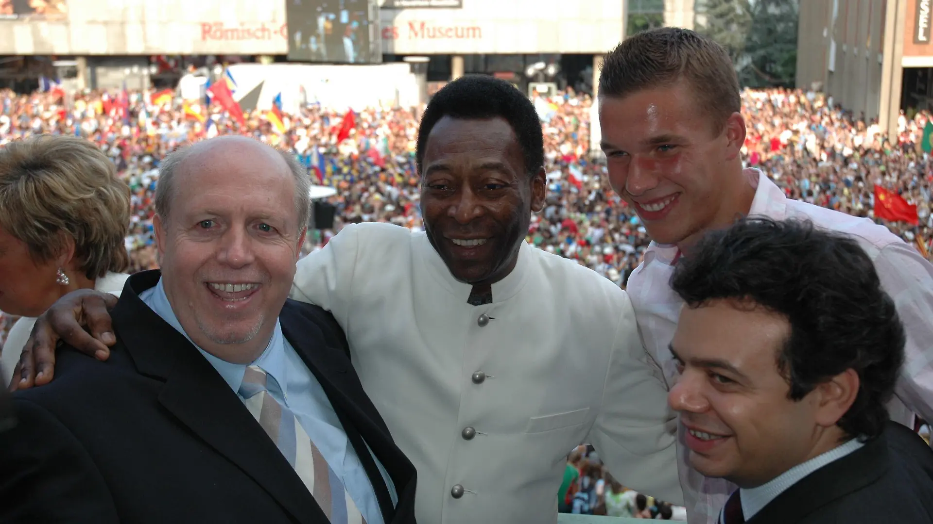Reiner Calmund zusammen mit Pelé und Lukas Podolski.