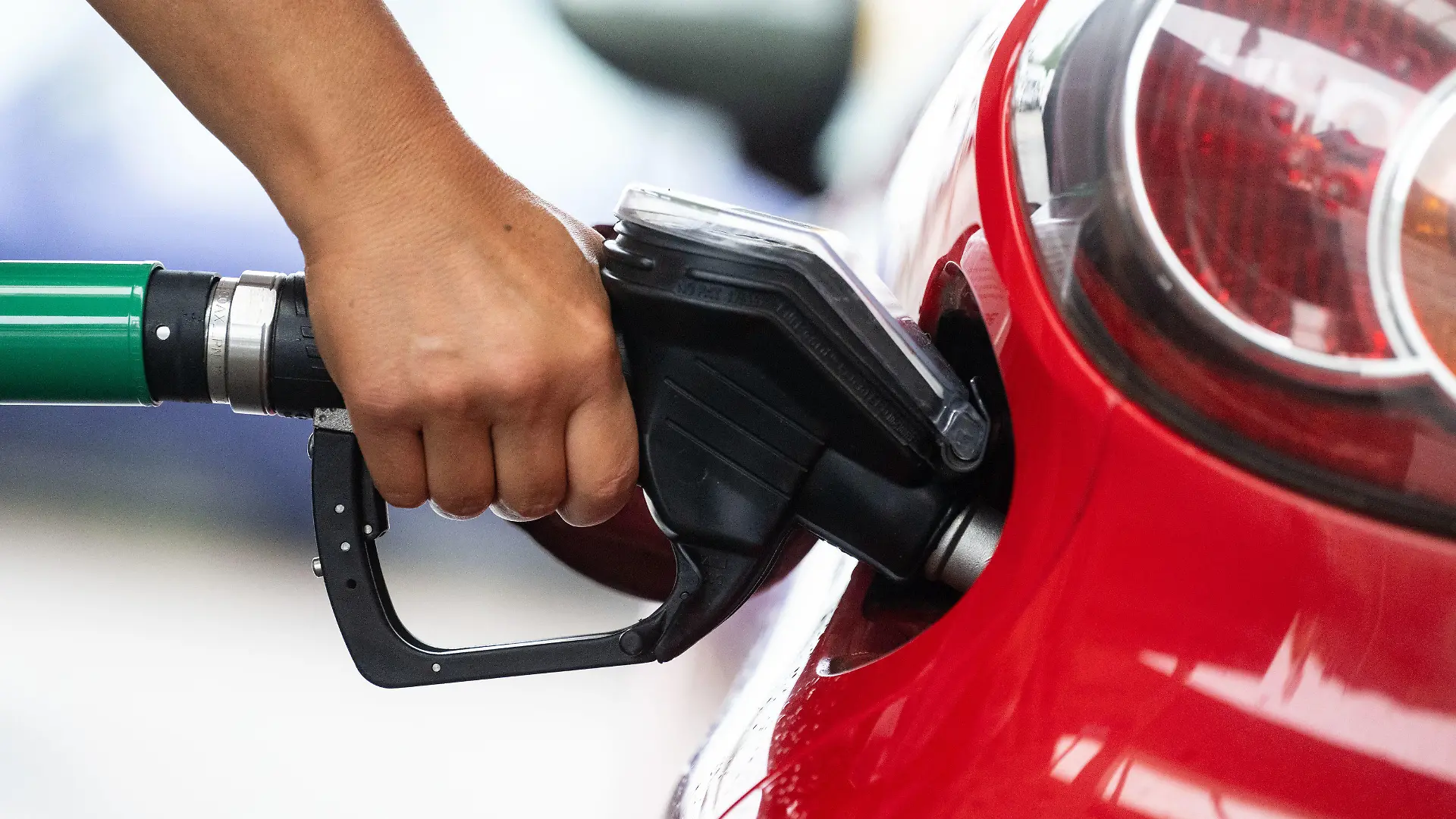 ARCHIV - 31.08.2022, Baden-Württemberg, Neuhausen auf den Fildern: Eine Frau tankt in einer Tankstelle des Bundesverbands Freier Tankstellen und Unabhängiger Deutscher Mineralölhändler (BFT). In Baden-Württemberg sind die Spritpreise so niedrig wie seit August nicht mehr. Das Tanken in Frankreich lohnt sich kaum noch. (zu dpa «Spritpreise auf Mehrmonatstief - Tanken in Frankreich lohnt kaum noch») Foto: Marijan Murat/dpa +++ dpa-Bildfunk +++